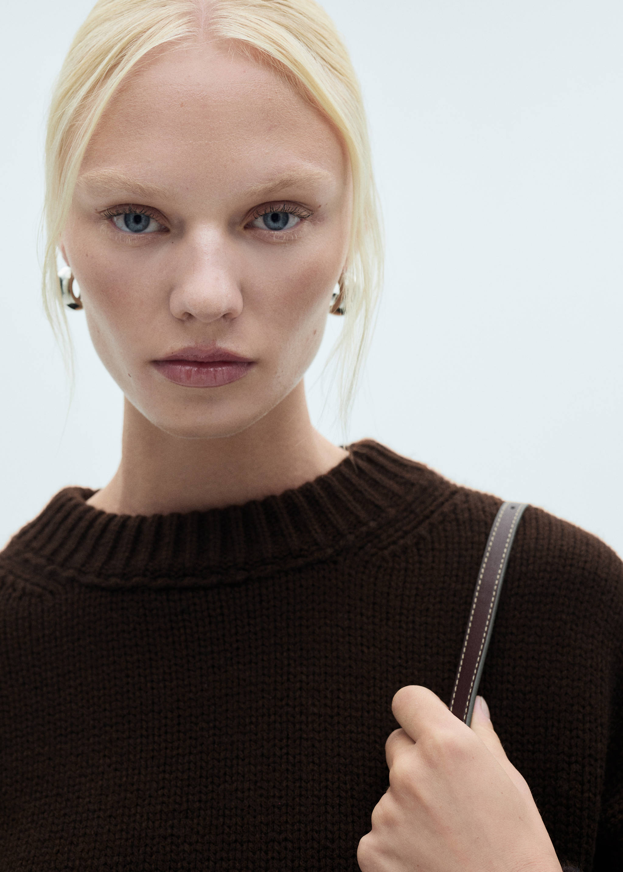 Round-neck knitted sweater - Reverse of the article