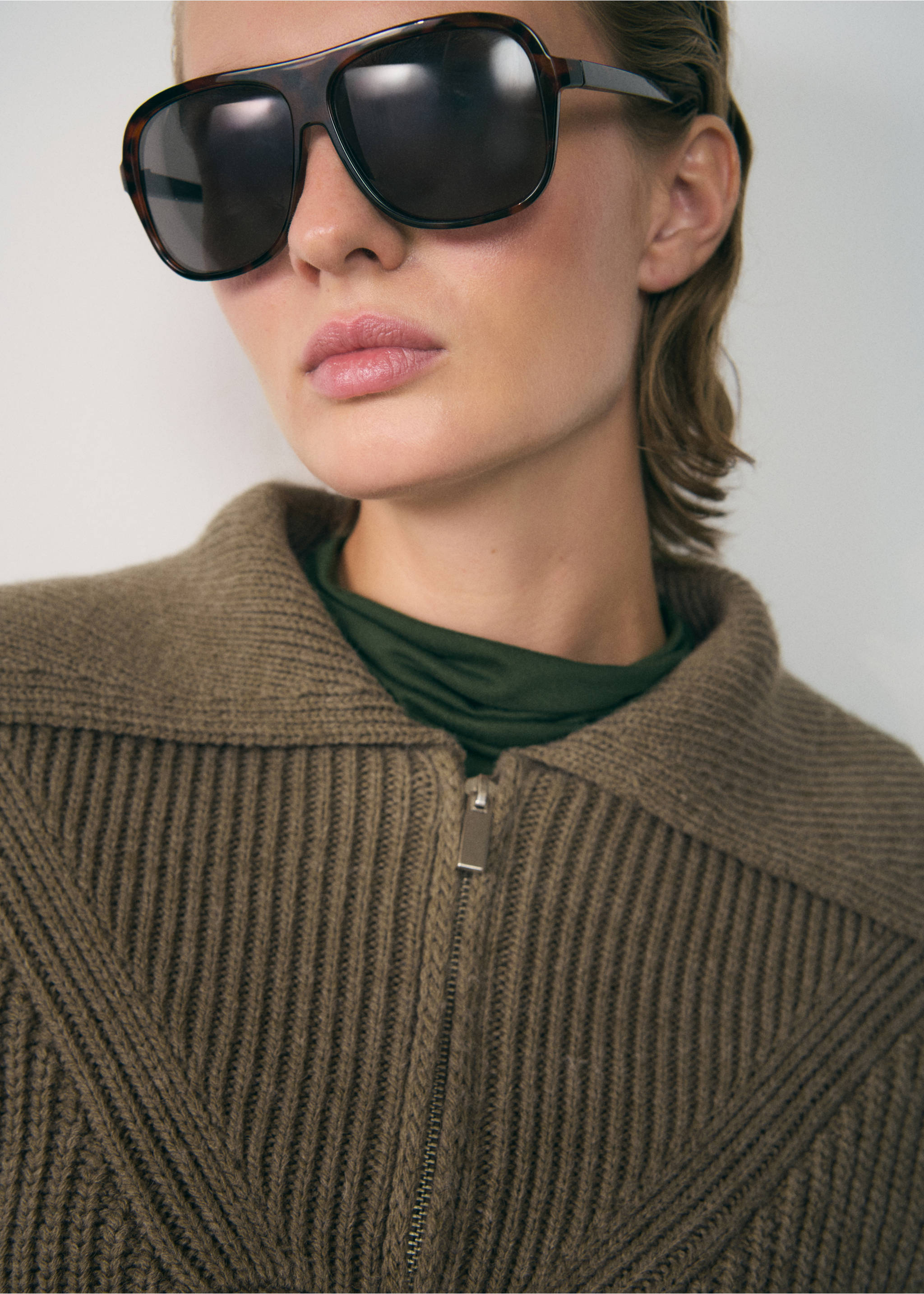 Ribbed sweater with zip collar - Details of the article 1, Khaki. Ref: 77007735-00.
