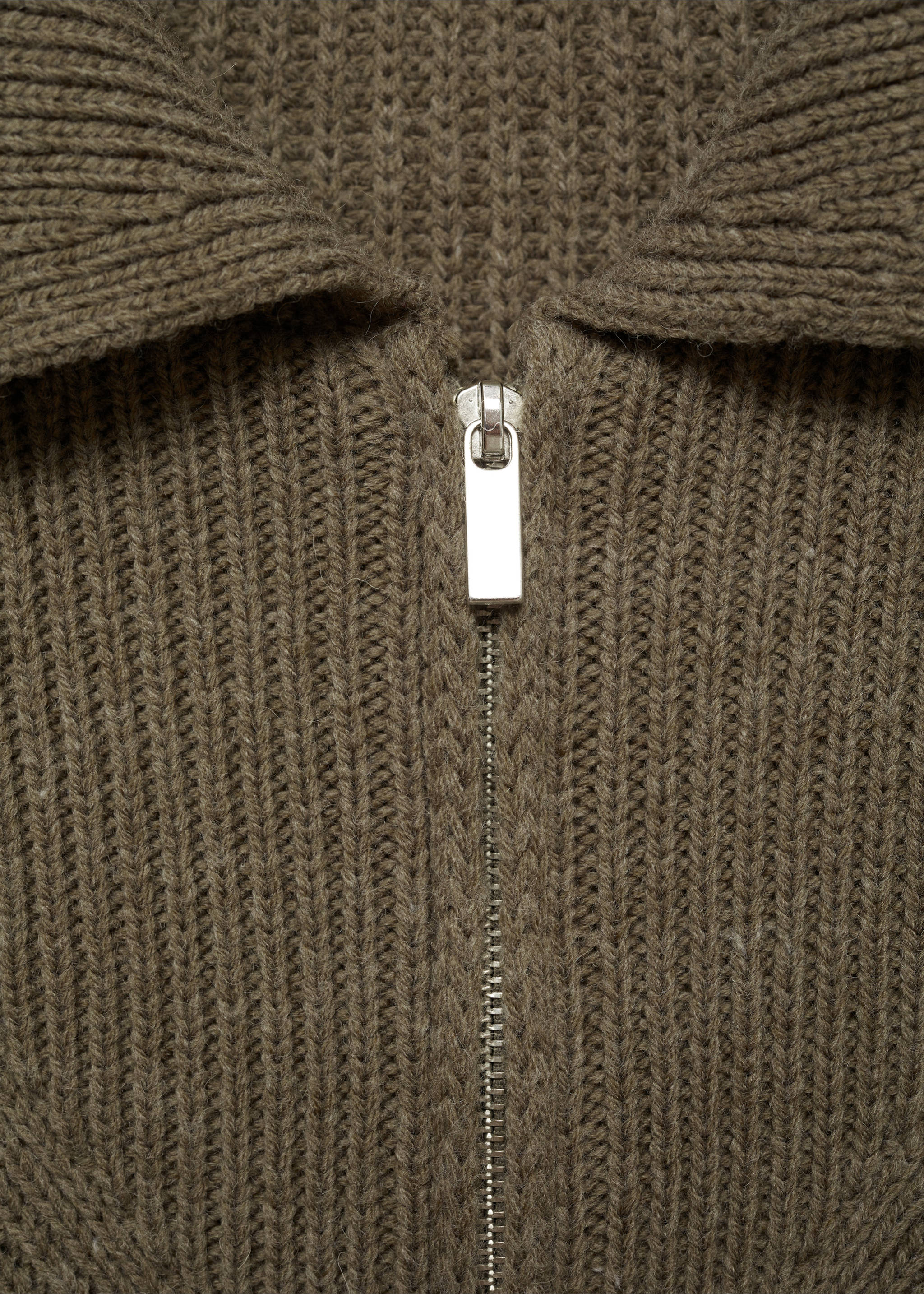 Ribbed sweater with zip collar - Details of the article 8, Khaki. Ref: 77007735-00.