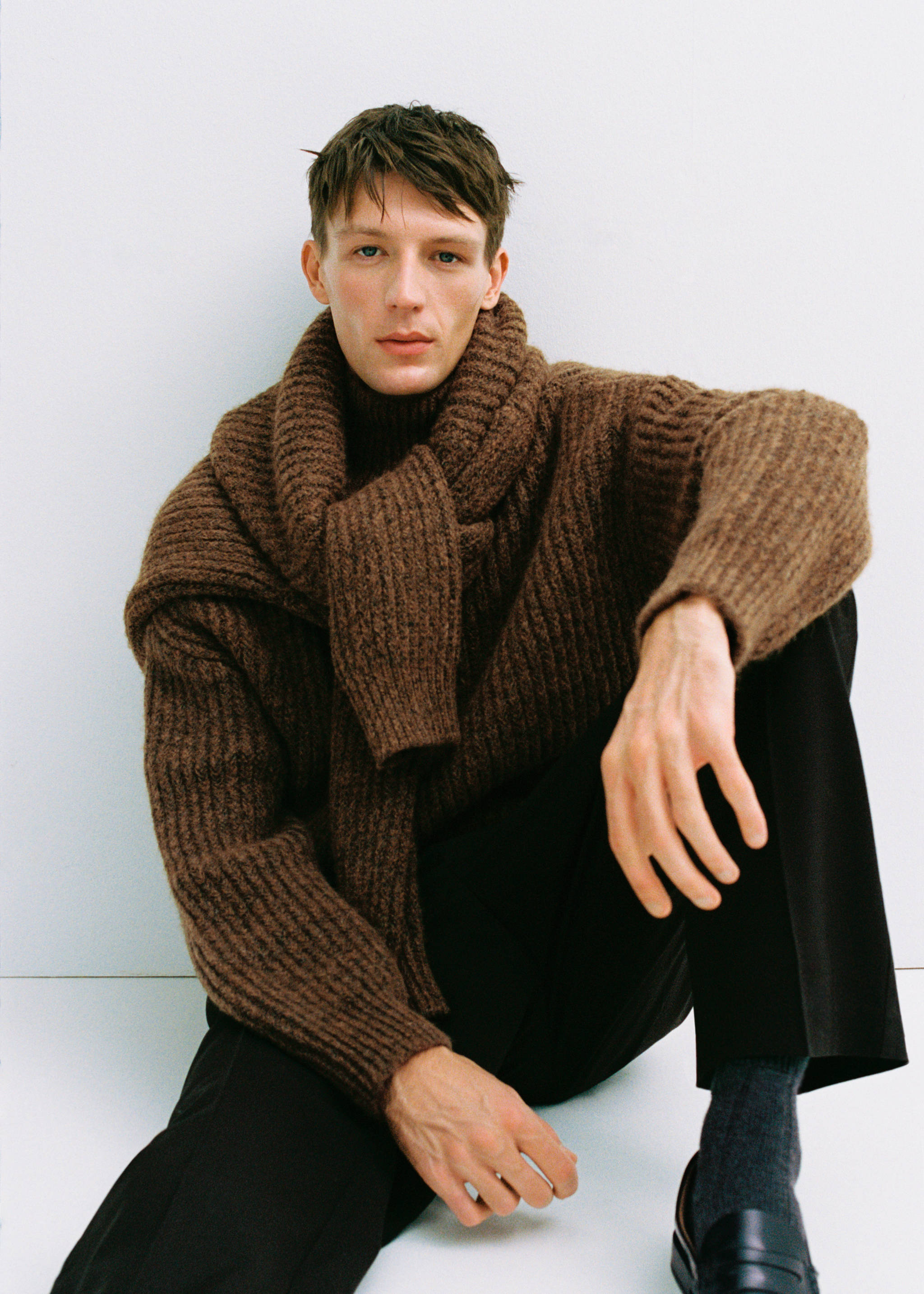 Ribbed sweater with perkins neck - Details of the article 3, Tobacco Brown. Ref: 77007945-00.