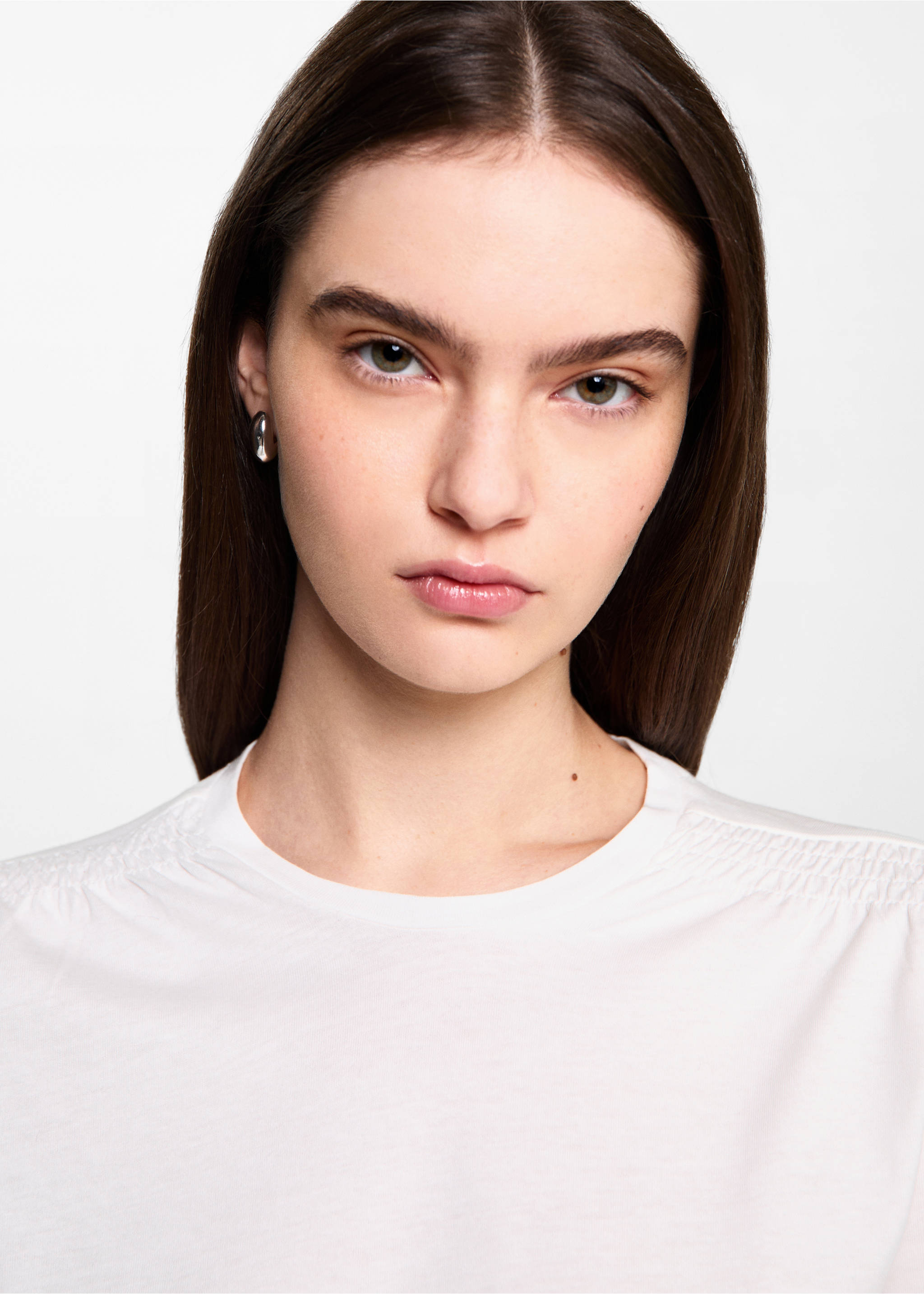 T-Shirt mit Raffdetails - Detail des Artikels 1, Cremeweiß. Ref: 77008277-00.