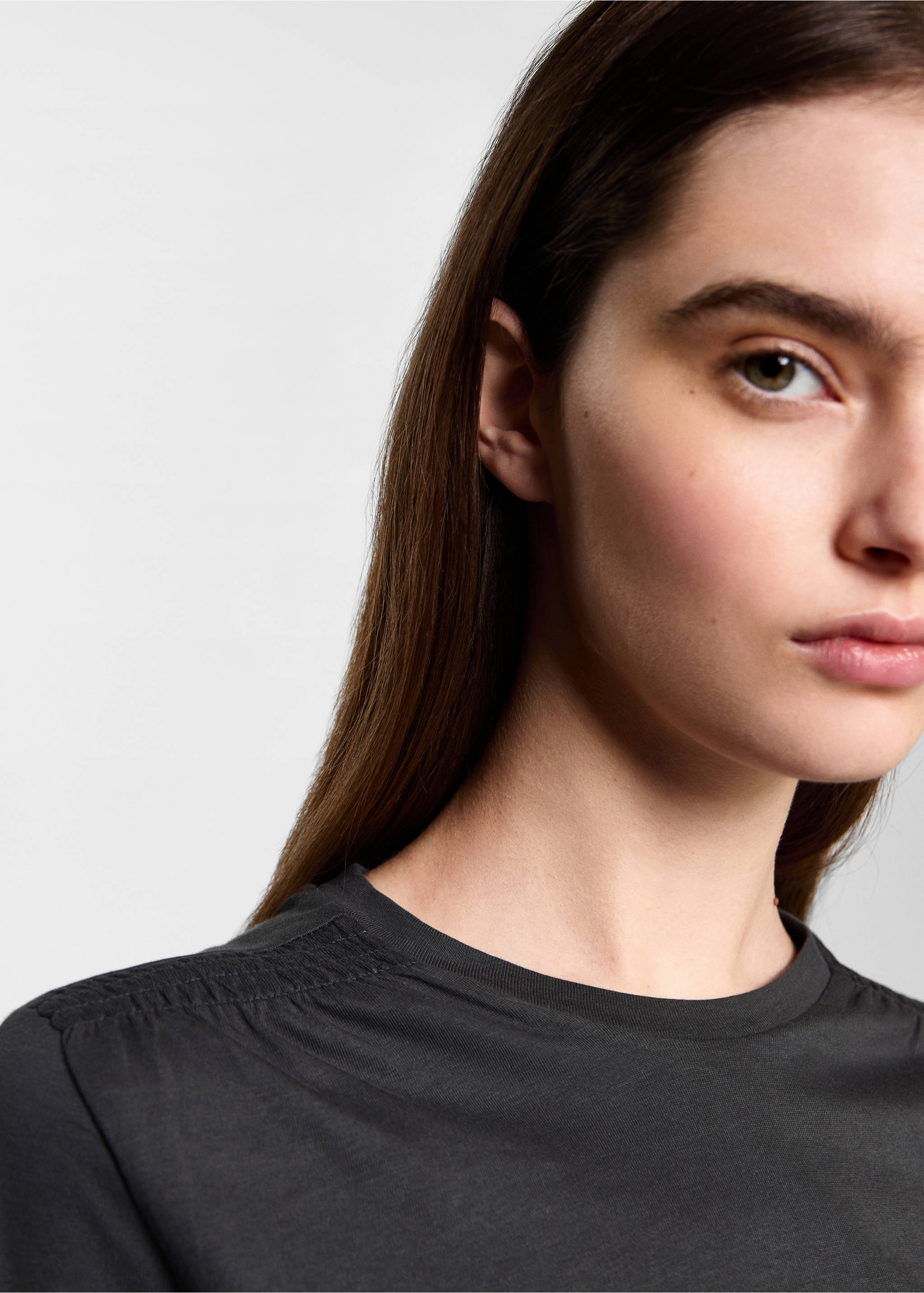 T-shirt with gathered details - Details of the article 4, Charcoal. Ref: 77008277-00.