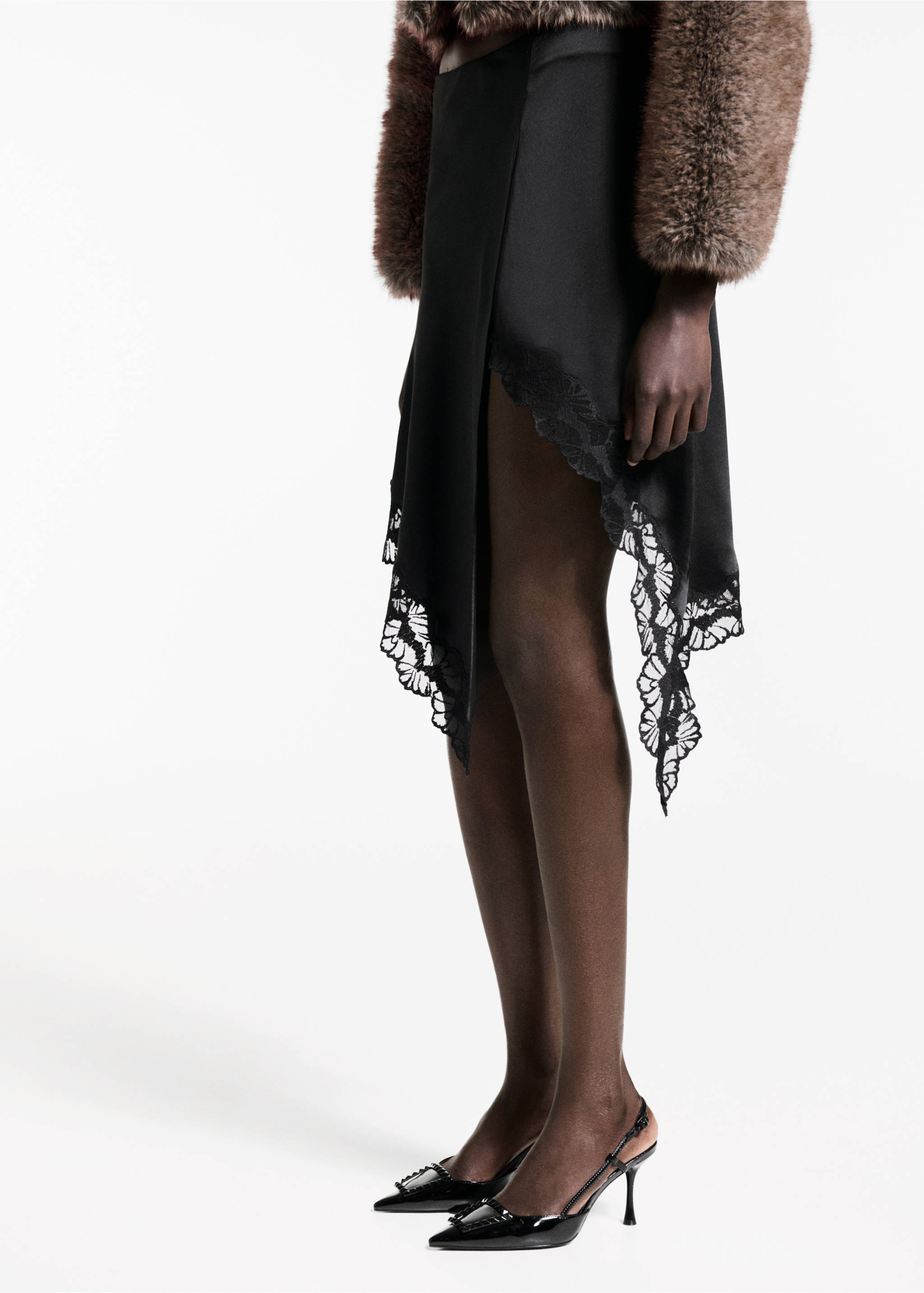 Satin asymmetric skirt - Medium plane, Black. Ref: 77009036-00.