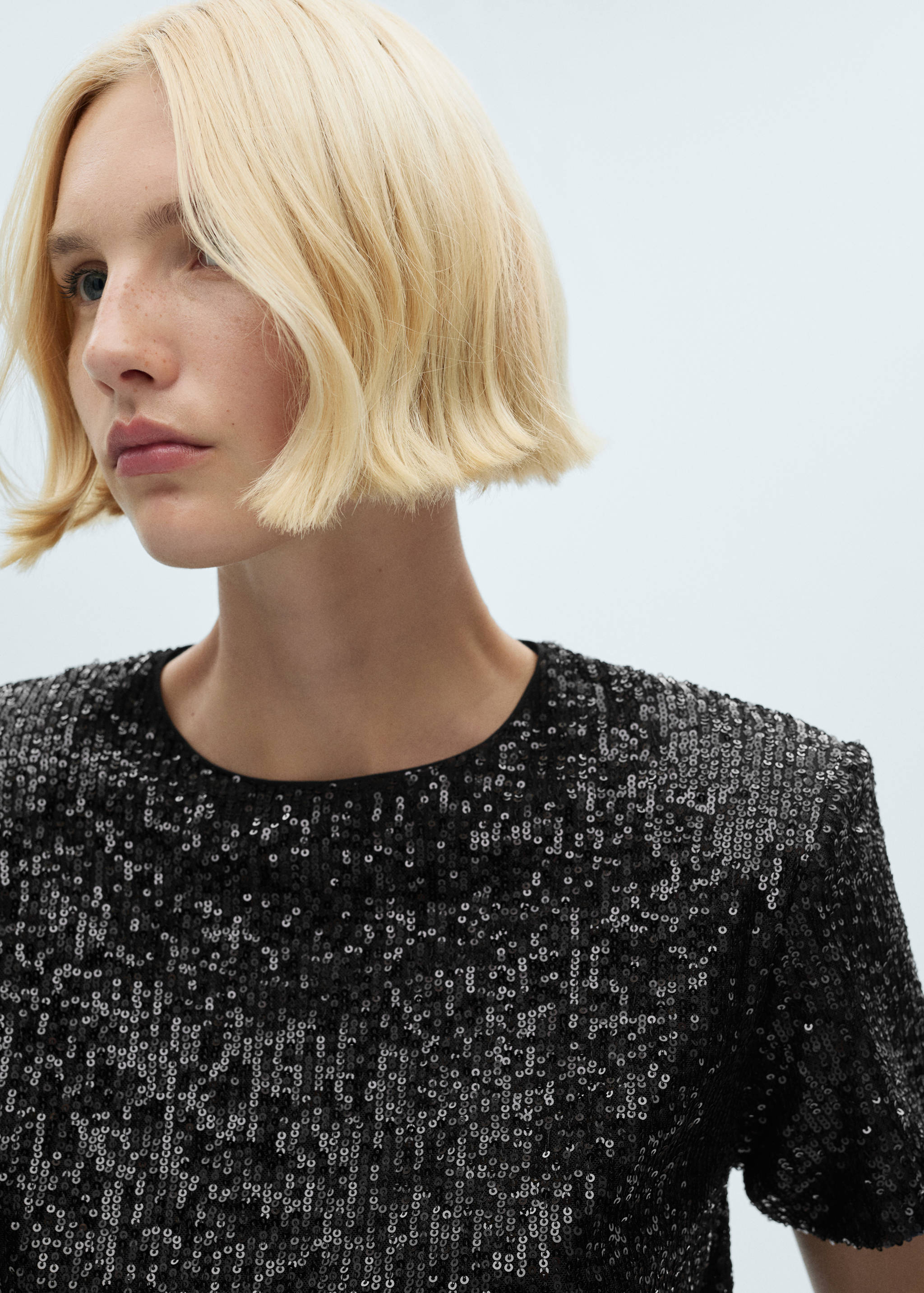 Short-sleeved sequined t-shirt - Details of the article 1