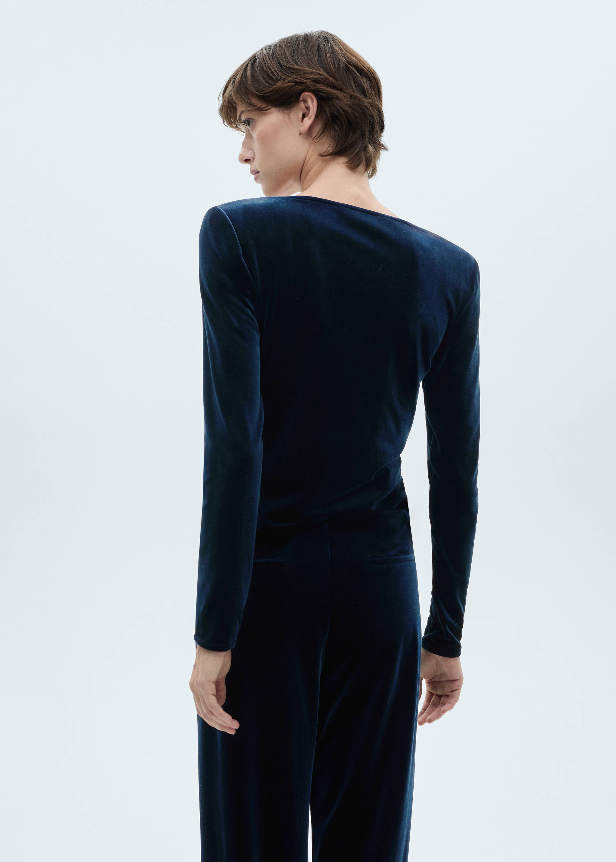 Ausgeschnittenes Samt-T-Shirt - Rückseite des Artikels