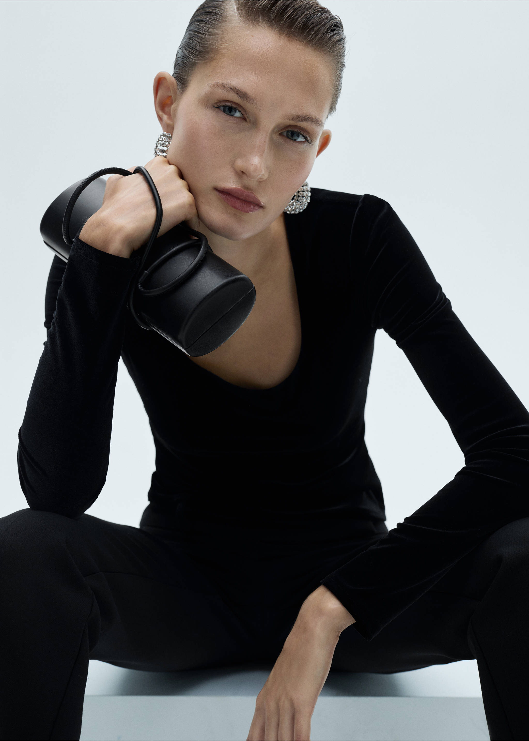 Ausgeschnittenes Samt-T-Shirt - Mittlere Ansicht, Schwarz. Ref: 77009084-00.