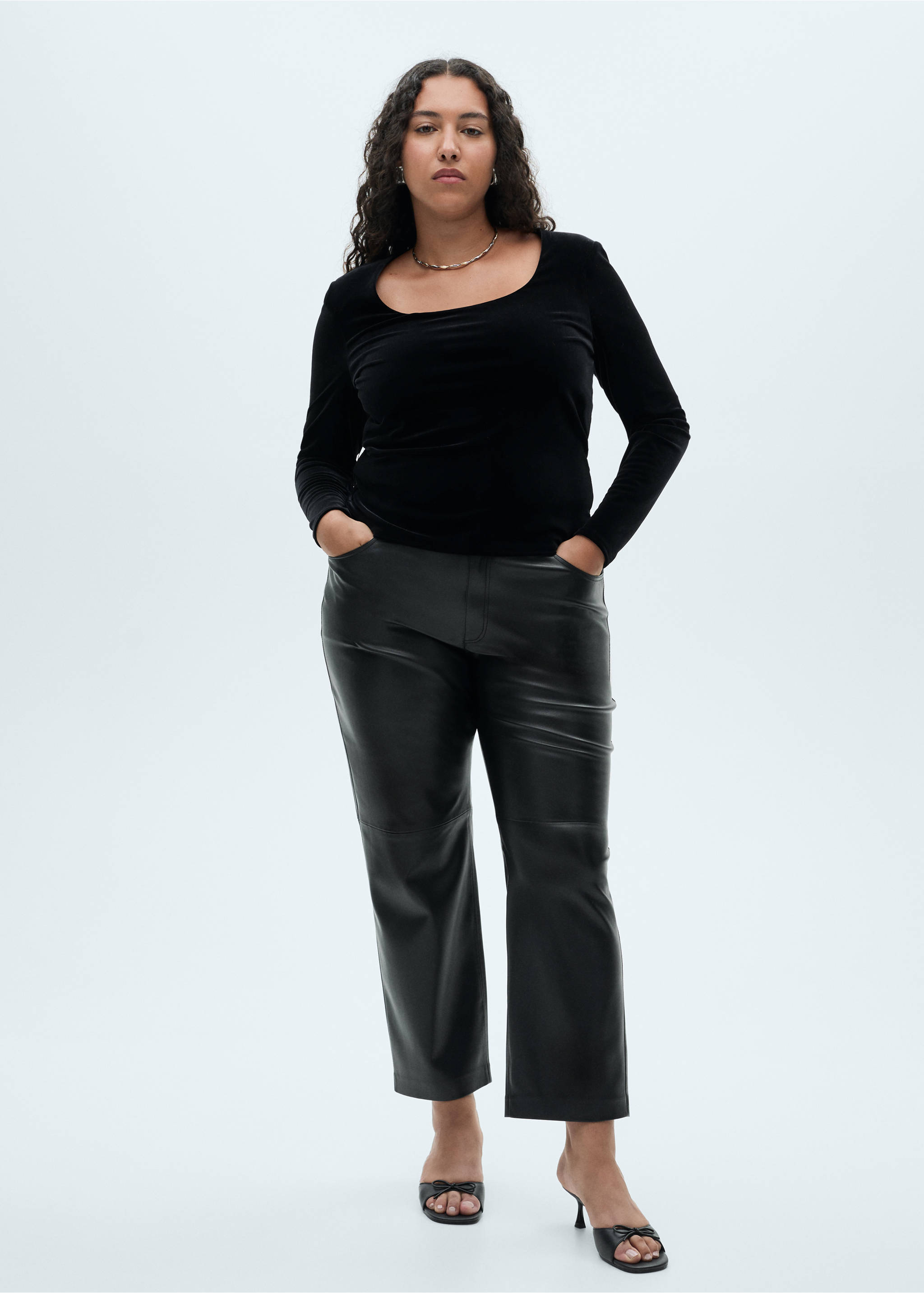 Ausgeschnittenes Samt-T-Shirt - Detail des Artikels 3, Schwarz. Ref: 77009084-00.