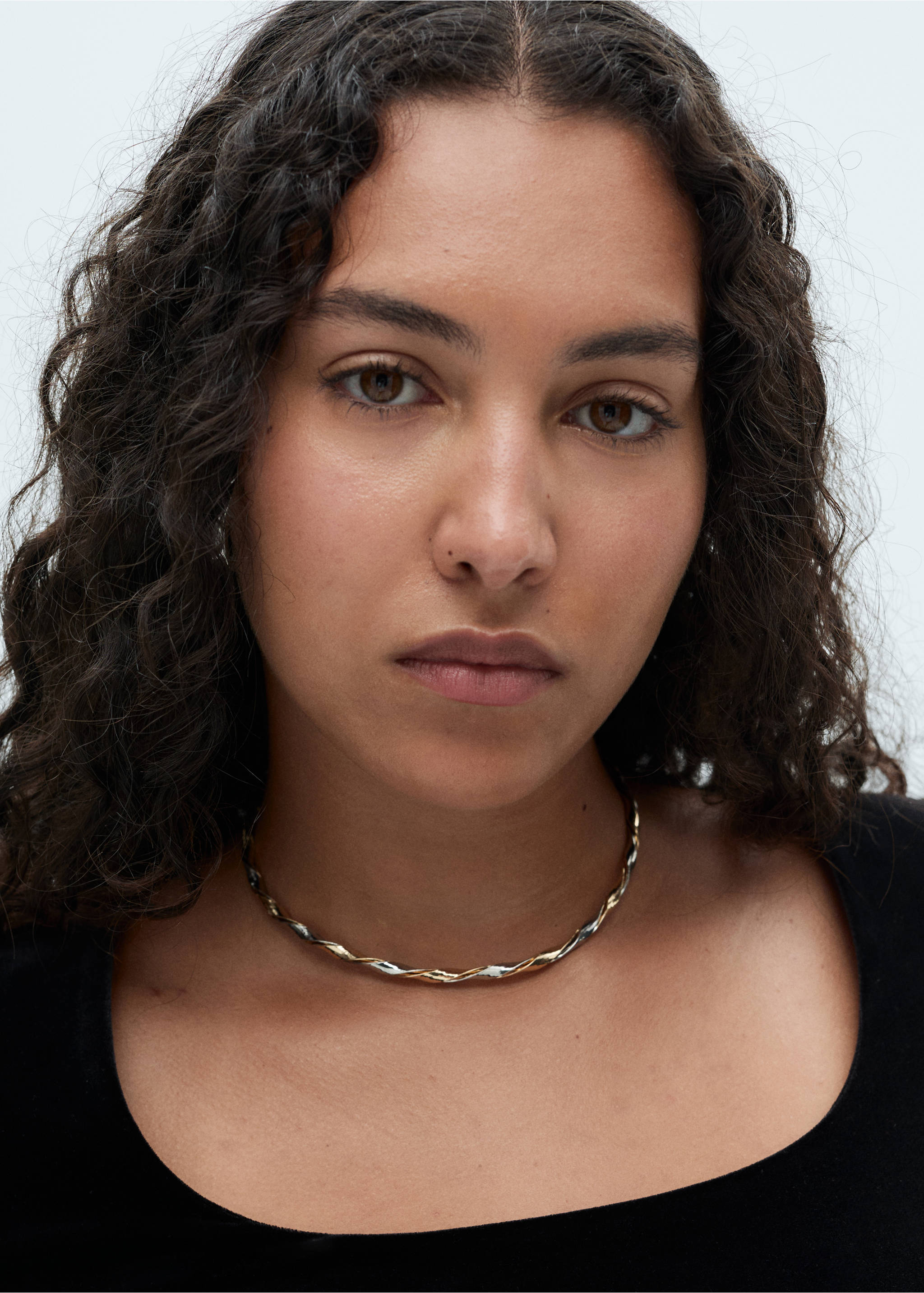 Ausgeschnittenes Samt-T-Shirt - Detail des Artikels 4, Schwarz. Ref: 77009084-00.