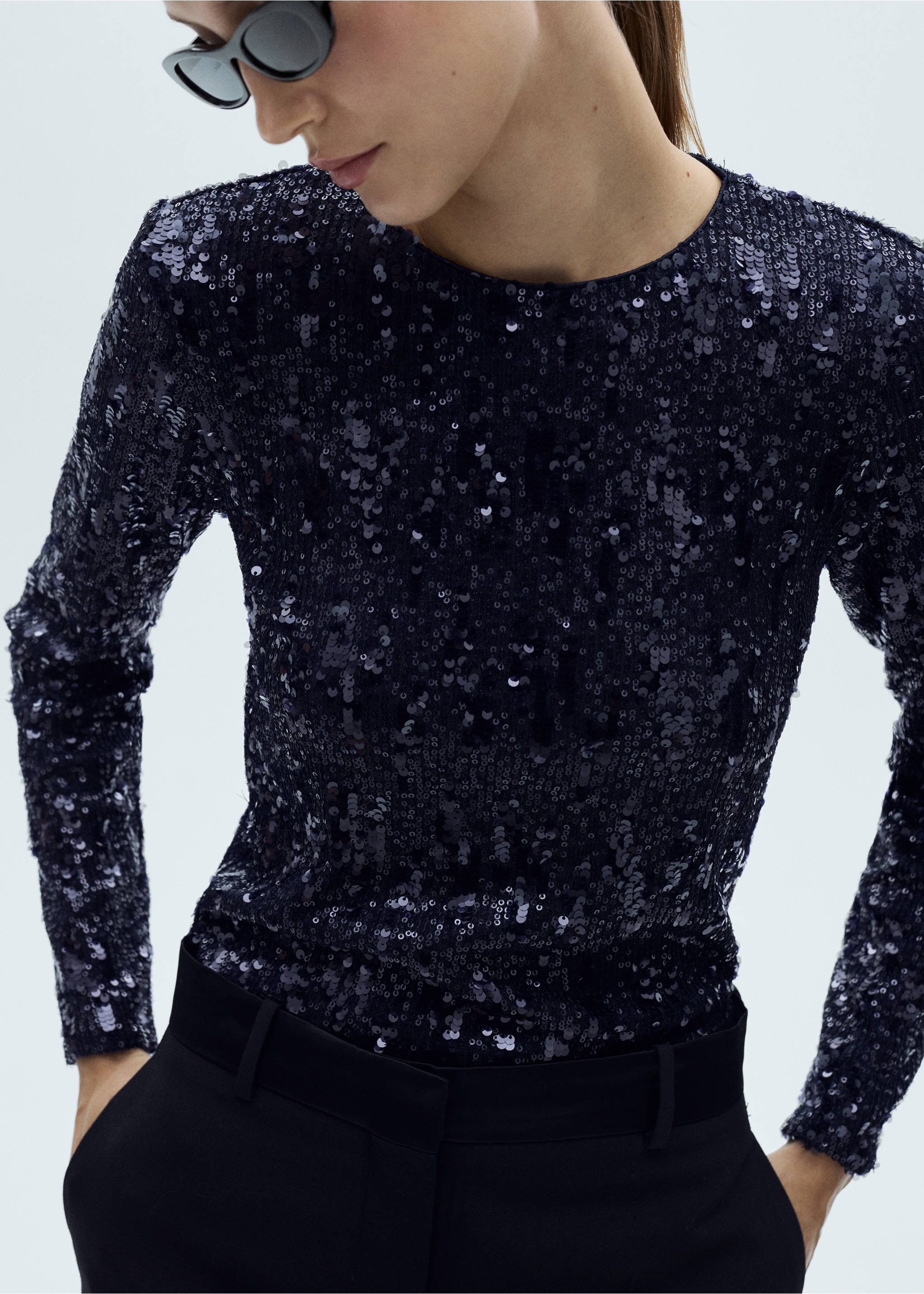 Long-sleeved t-shirt with sequins - Details of the article 6, Dark Navy. Ref: 77009085-00.