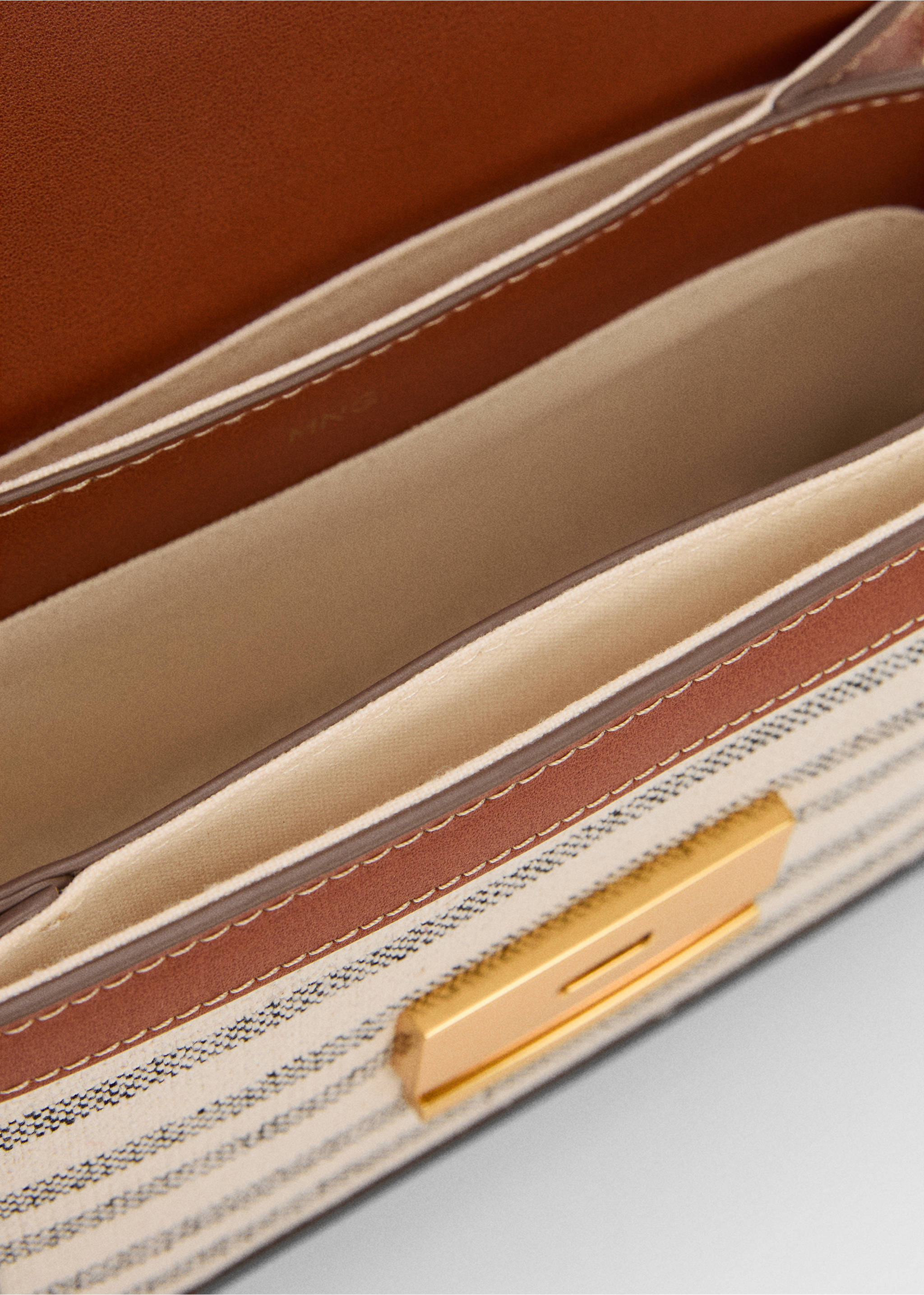 Kabelka přes ramenou s klopou - Detail zboží 2, Středně hnědá. Ref: 77010265-00.