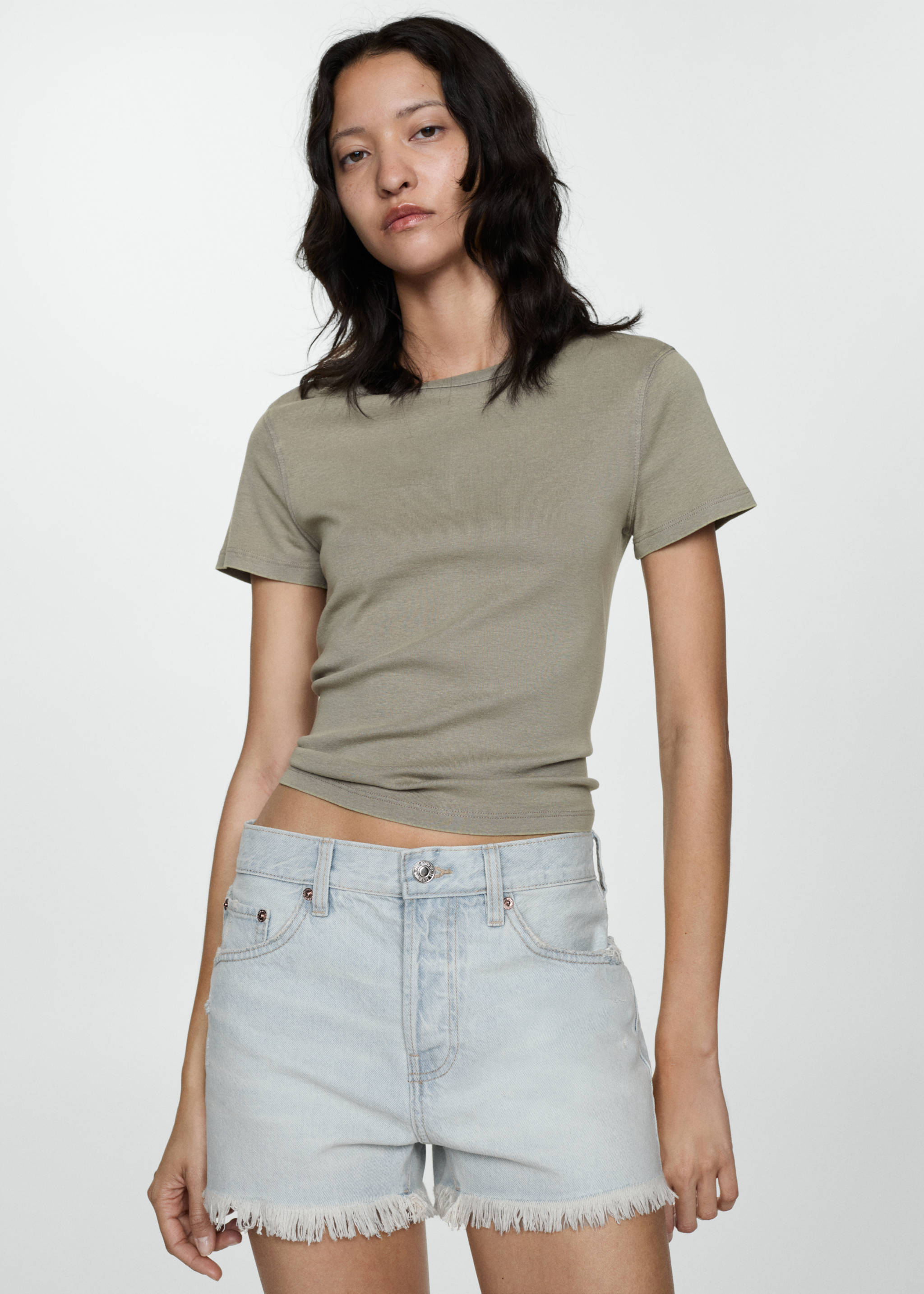 Jeansshorts mit ausgefranstem Saum - Mittlere Ansicht