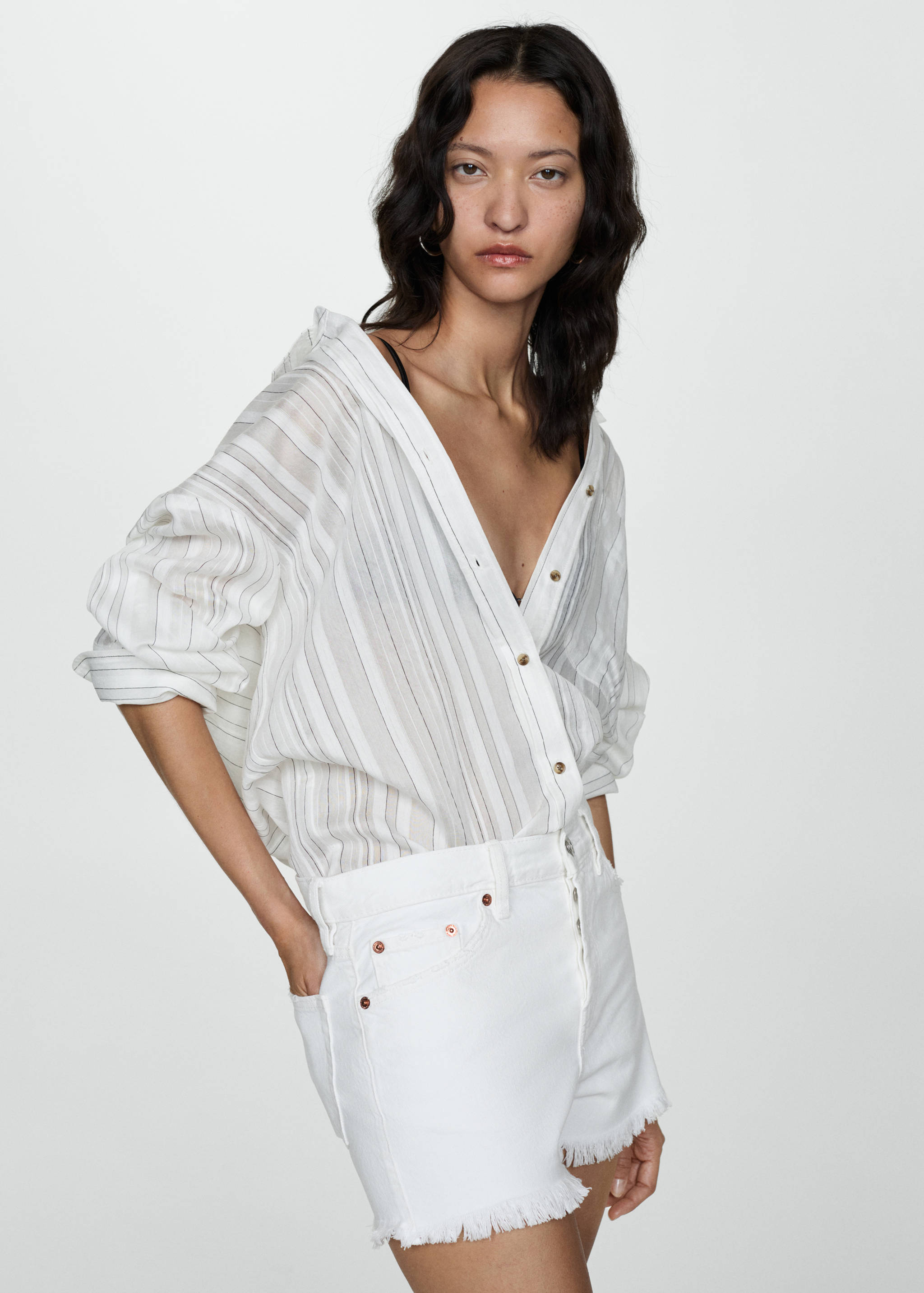 Jeansshorts mit ausgefranstem Saum - Mittlere Ansicht