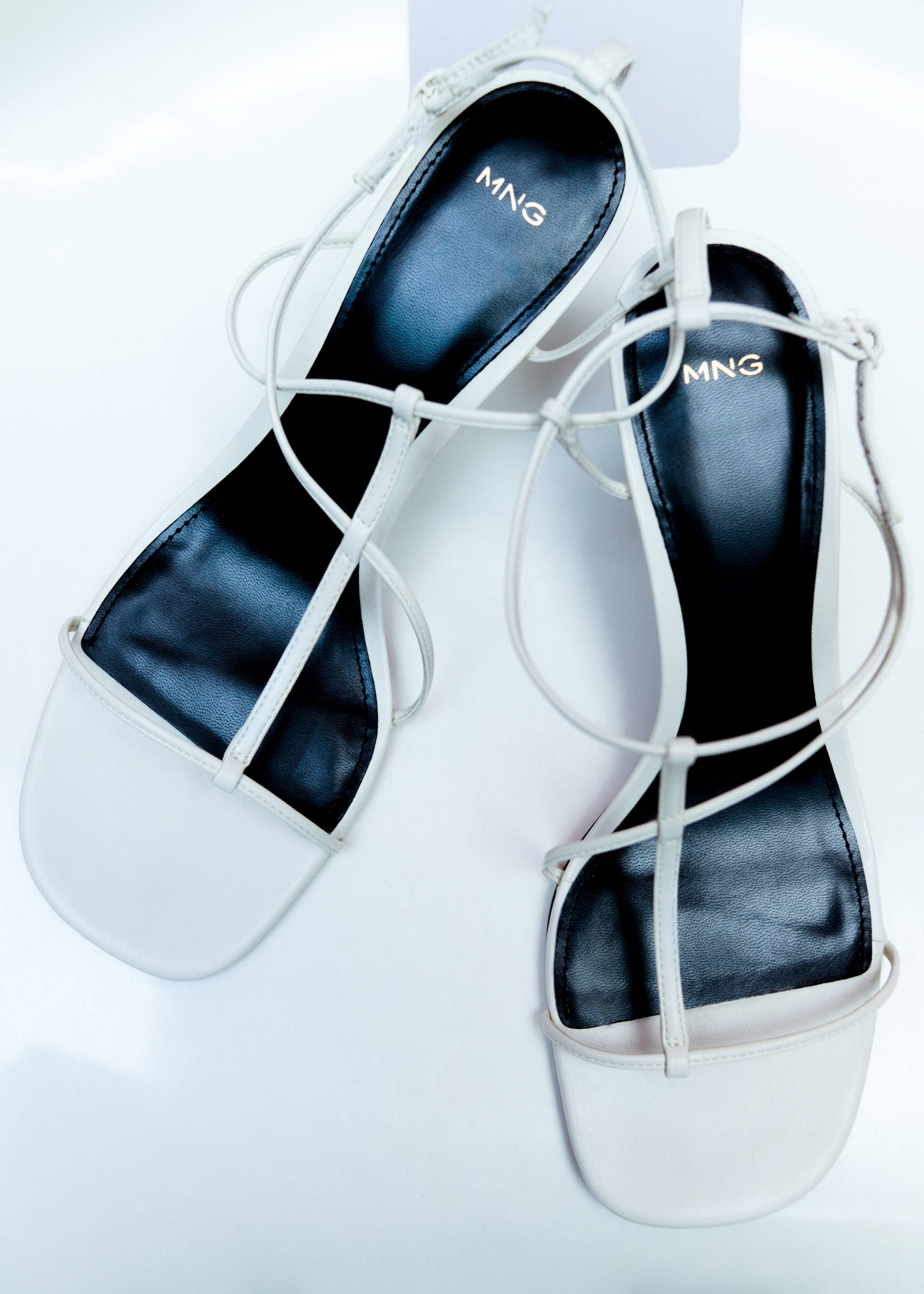 Criss-cross straps sandals - General plane