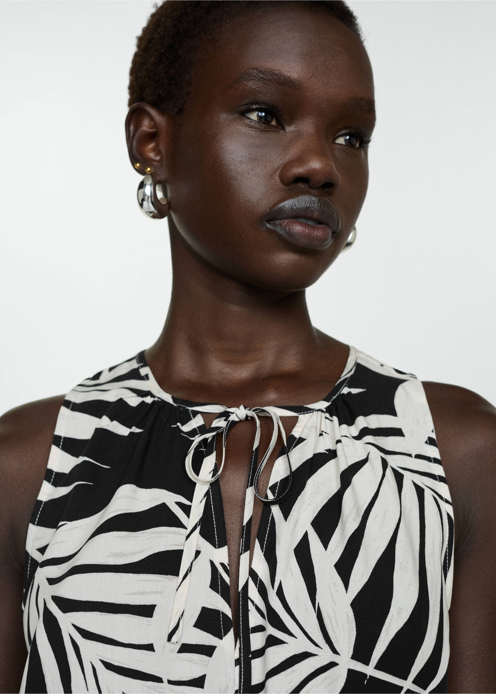Bow printed dress - Details of the article 1, Black. Ref: 77010347-00.