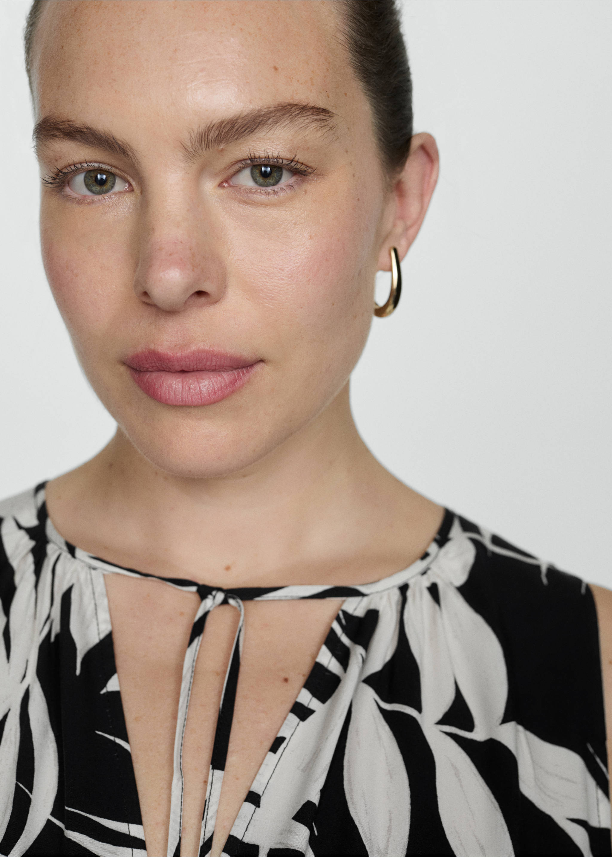 Bow printed dress - Details of the article 4, Black. Ref: 77010347-00.