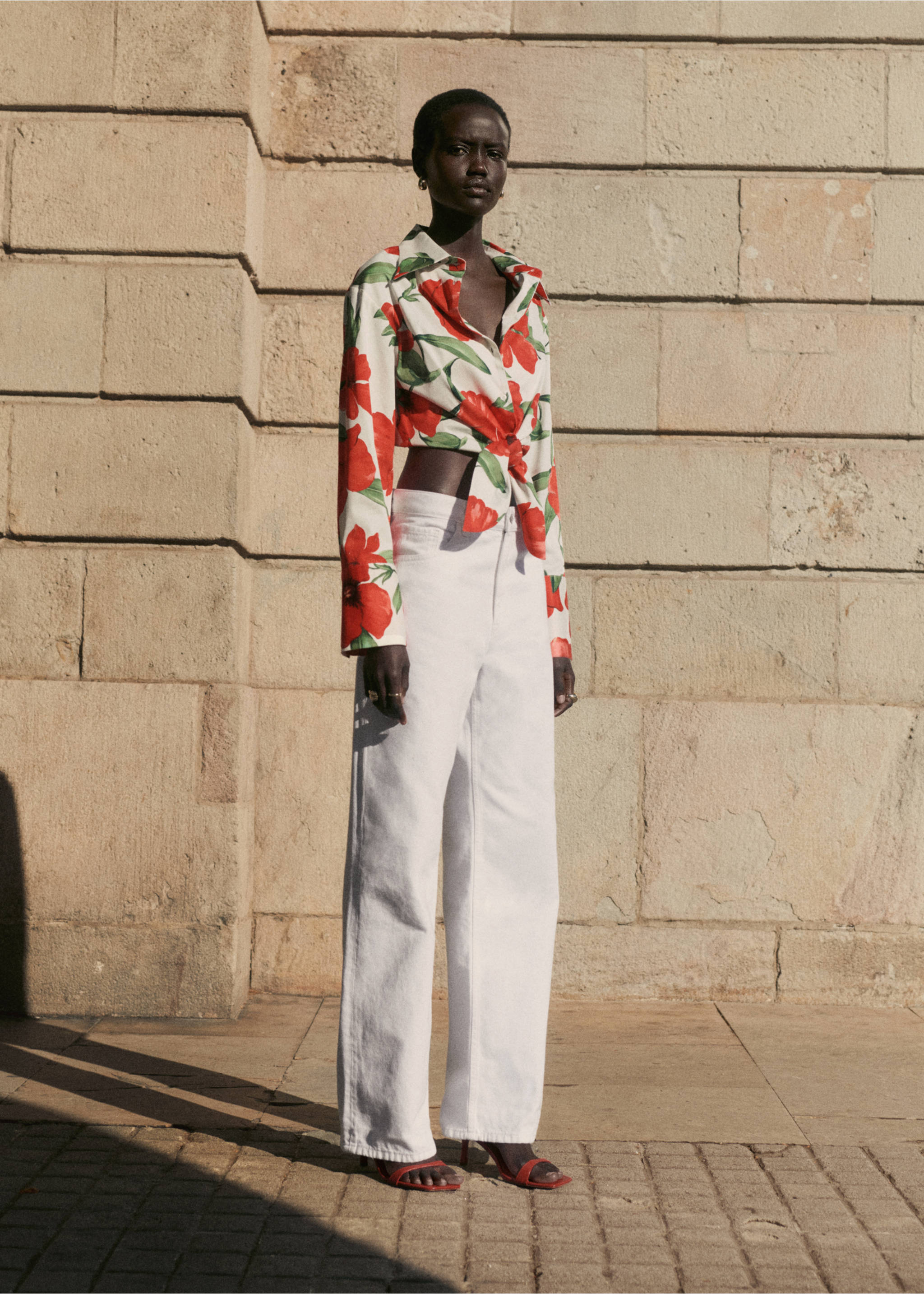 Mid-rise straight jeans - Details of the article 9, White. Ref: 77010358-00.