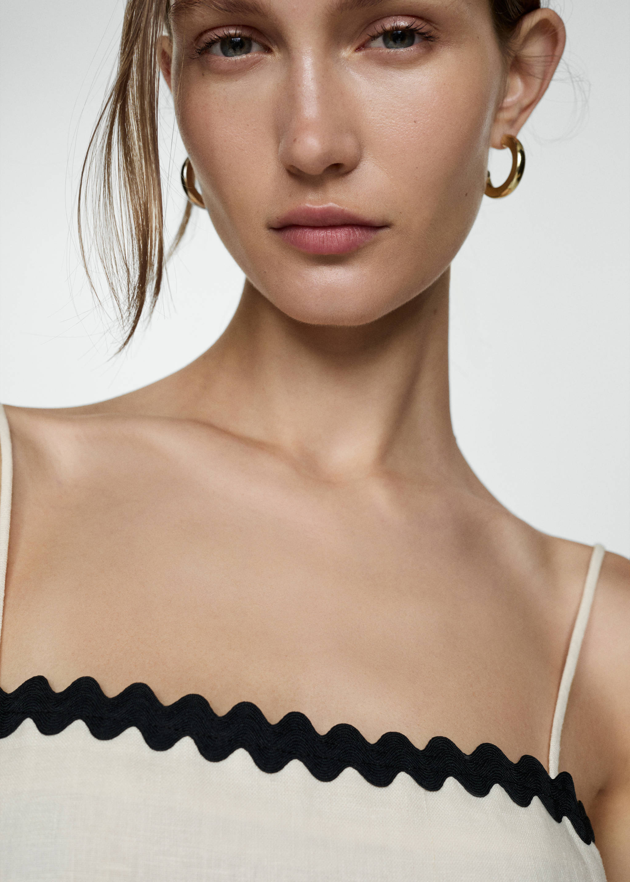 Leinenkleid mit Kontrastdetails - Detail des Artikels 1