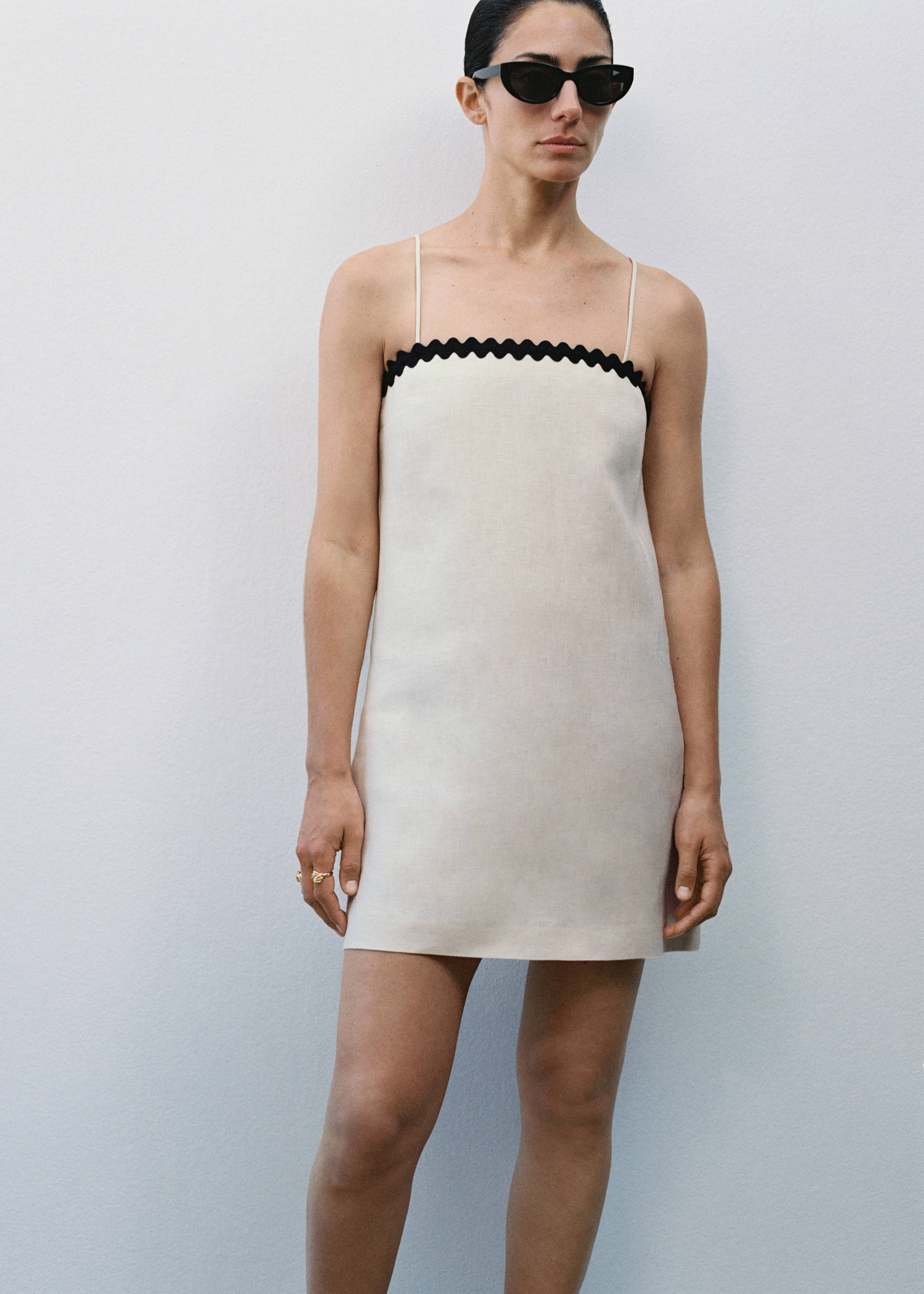 Leinenkleid mit Kontrastdetails - Detail des Artikels 3