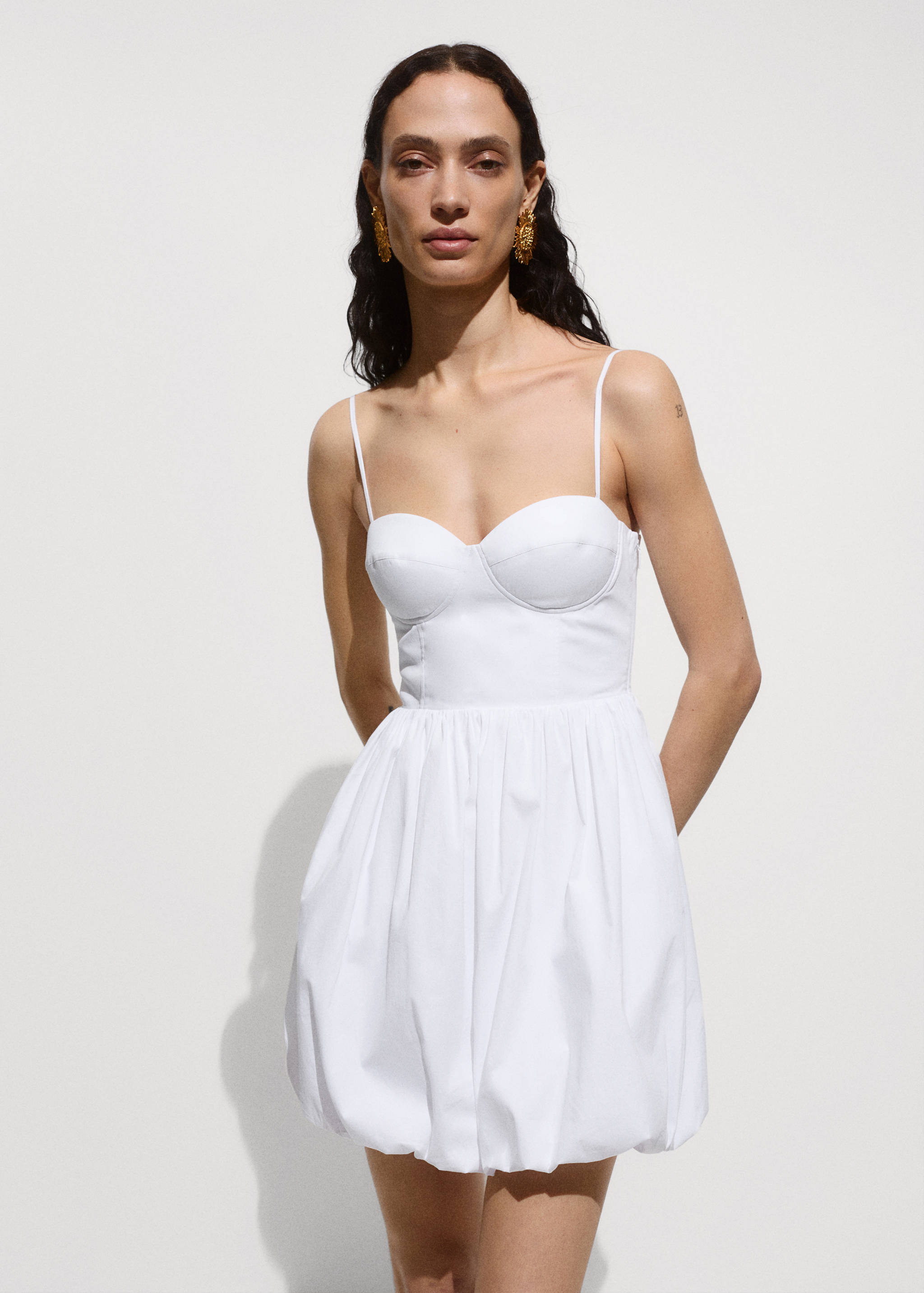 Vestido corto evasé - Plano medio