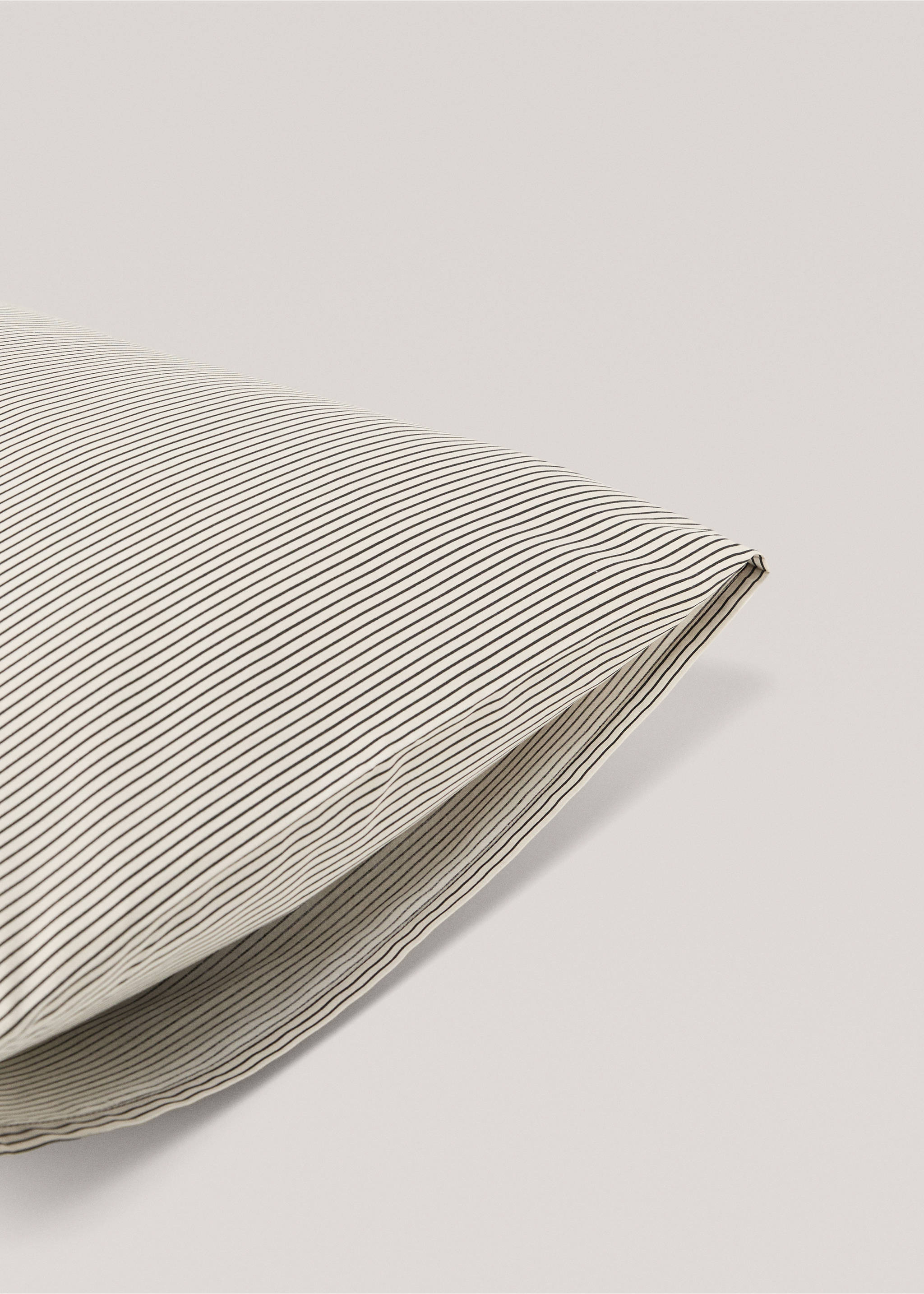 Multi-striped two-tone pillowcase 60x60 - Details of the article 2, Beige. Ref: 77010594-00.