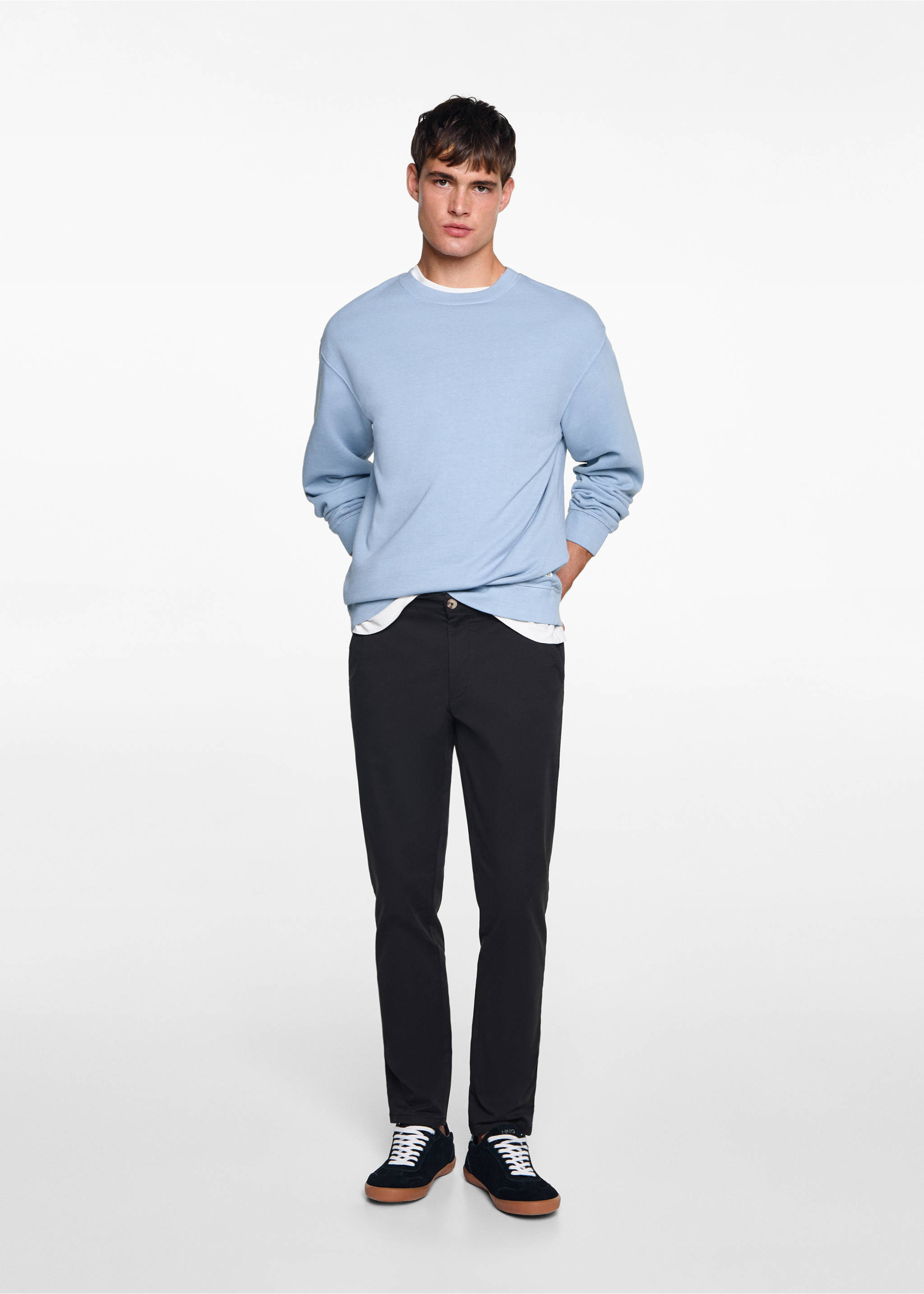 Bawełniane spodnie chinos - Plan ogólny, Czarny. Ref: 77011510-00.