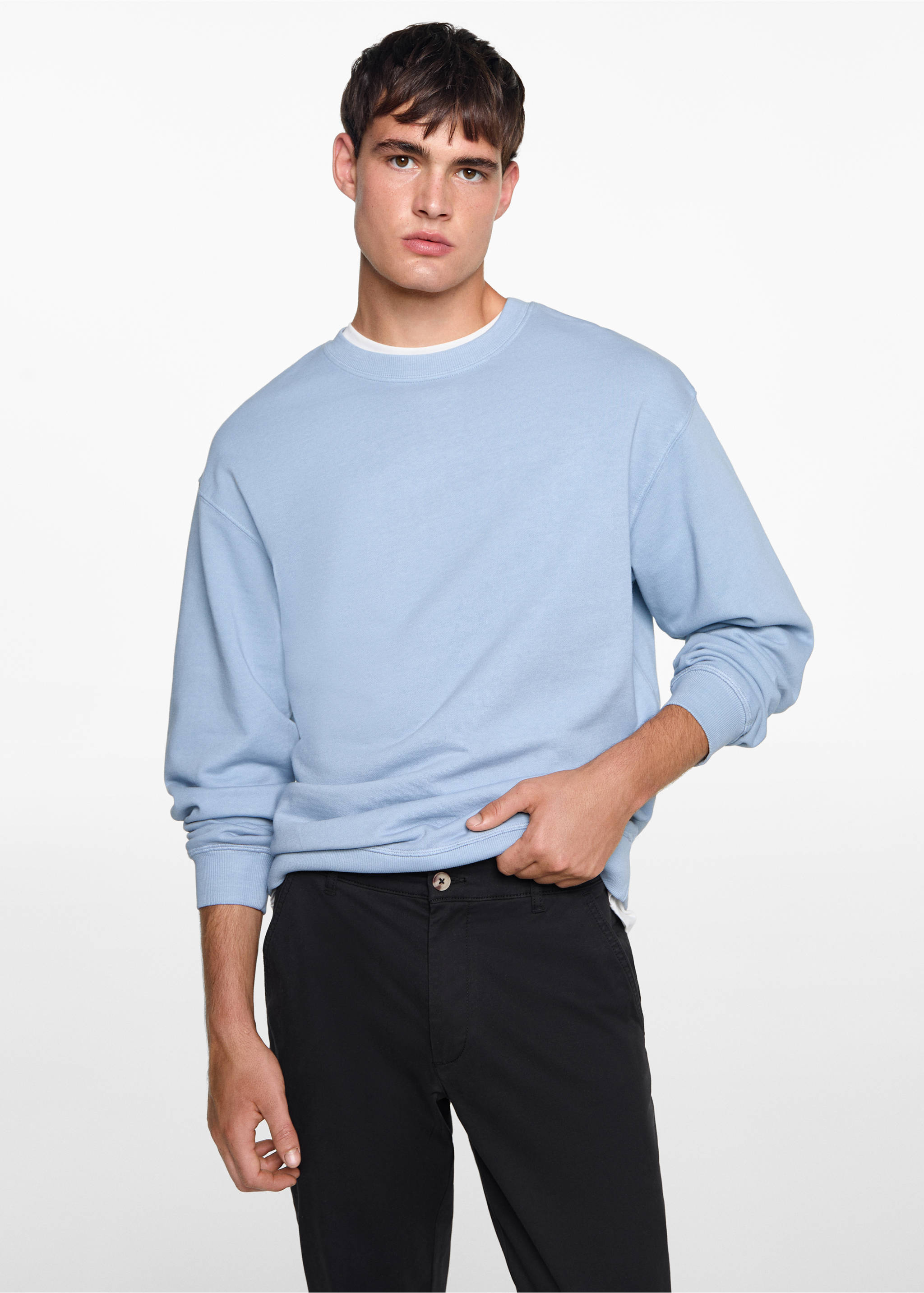 Bawełniane spodnie chinos - Plan średni, Czarny. Ref: 77011510-00.