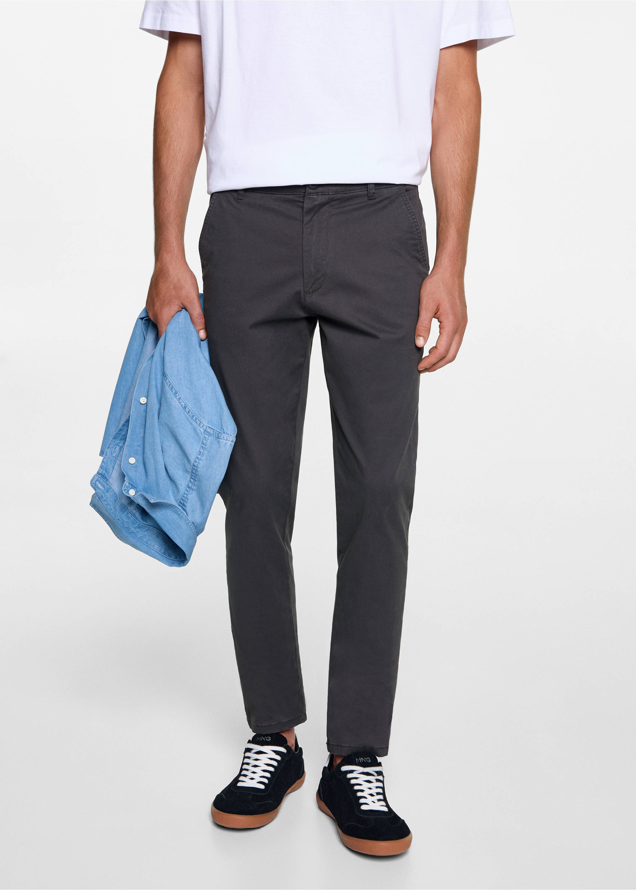 Cotton chinos - Details of the article 6, Charcoal. Ref: 77011511-00.