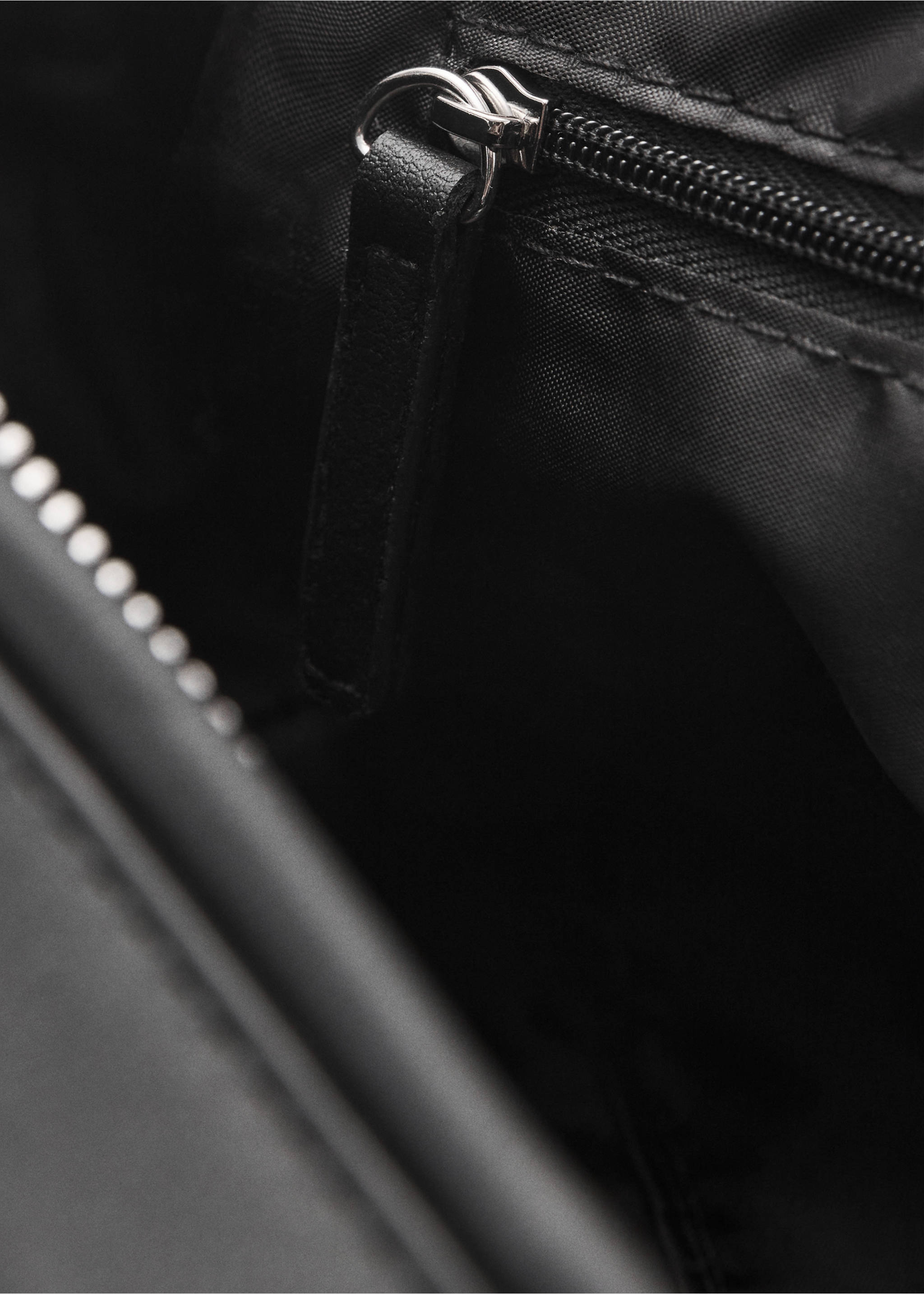 Kosmetiktasche mit Reißverschluss in genarbter Optik - Detail des Artikels 2, Schwarz. Ref: 77012547-00.