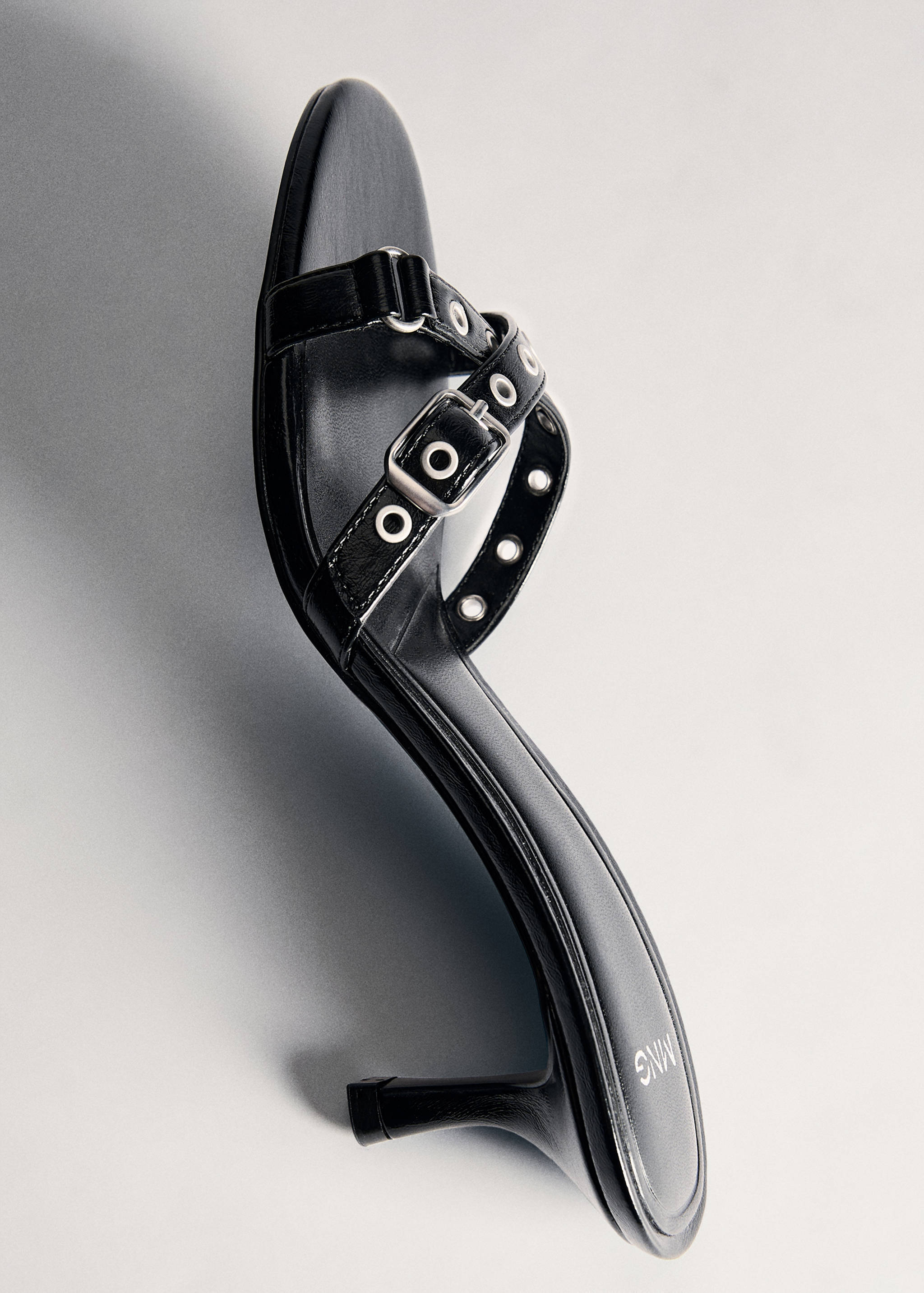 Sandal with die-cut straps - Details of the article 5