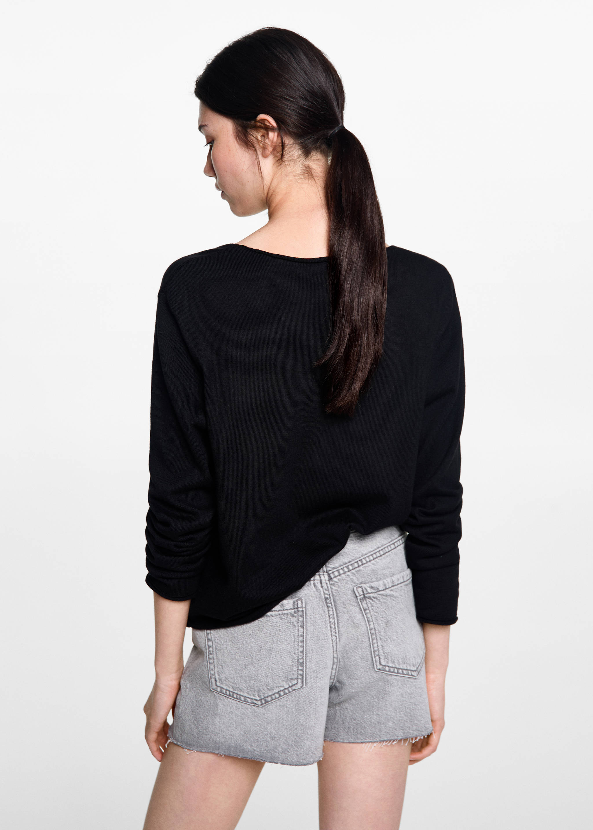 V-neck sweater - Reverse of the article