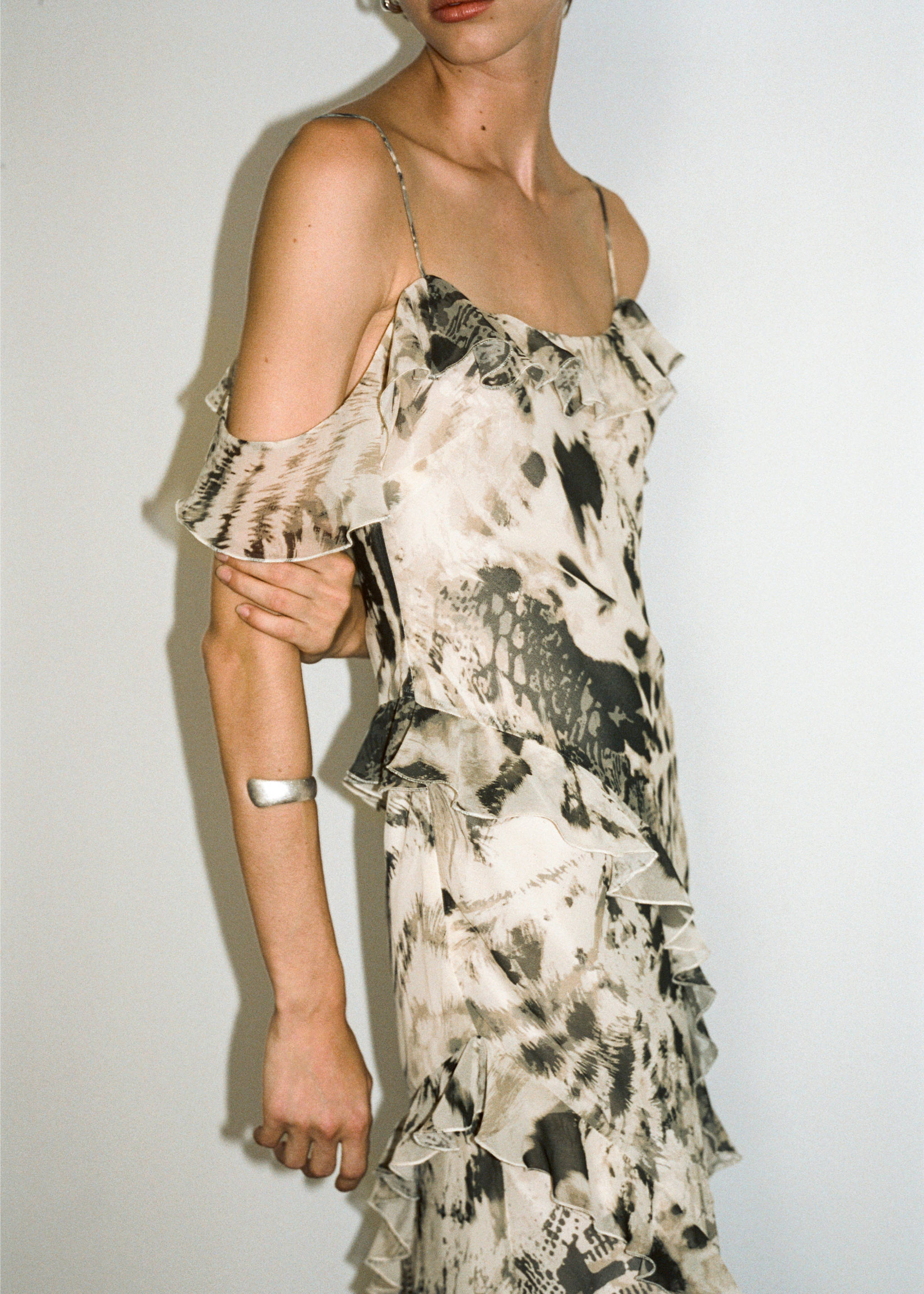 Animal-print ruffled dress - Details of the article 7, Ecru. Ref: 77013296-00.