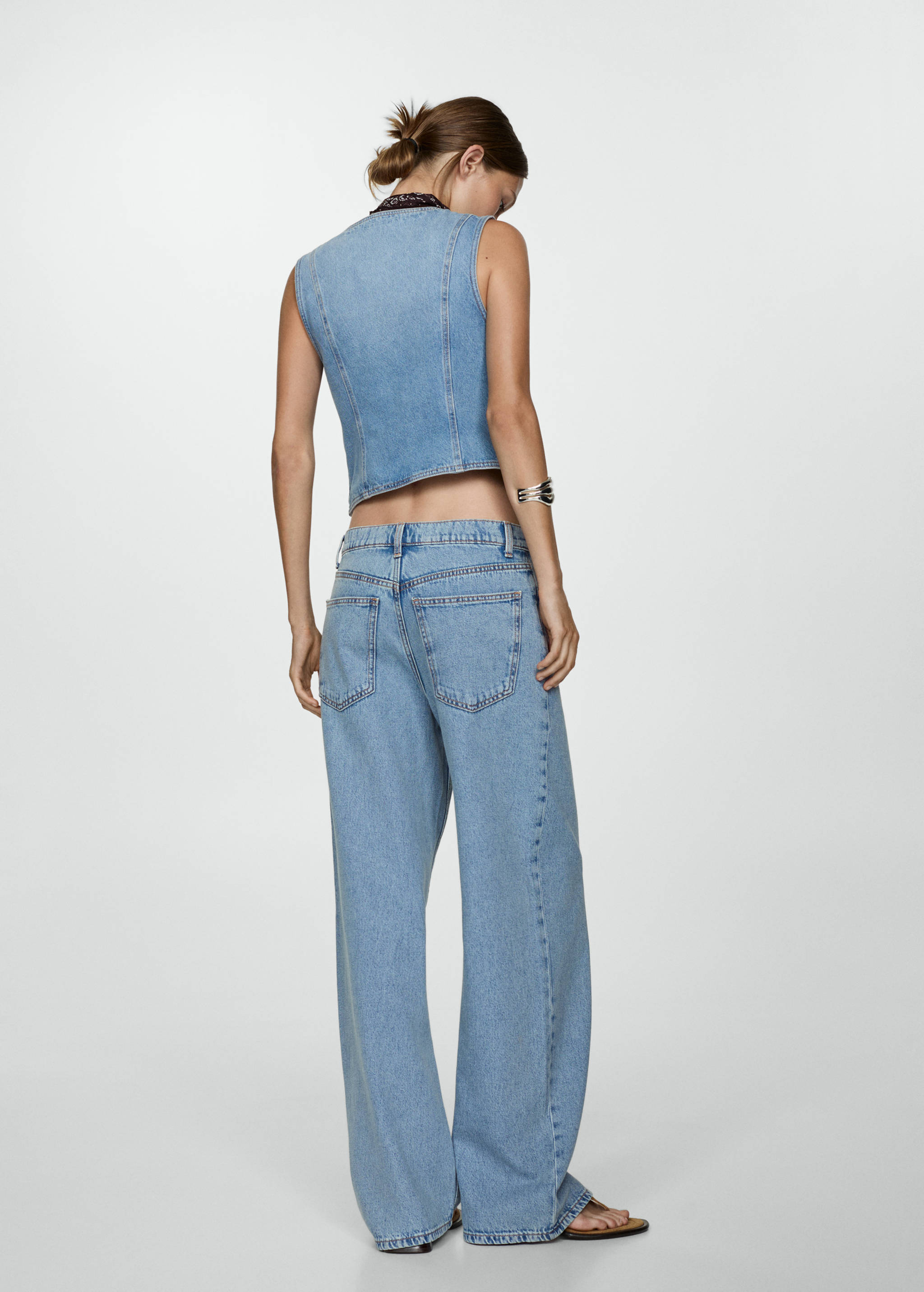 Low-rise loose-fit wide leg jeans - Reverse of the article