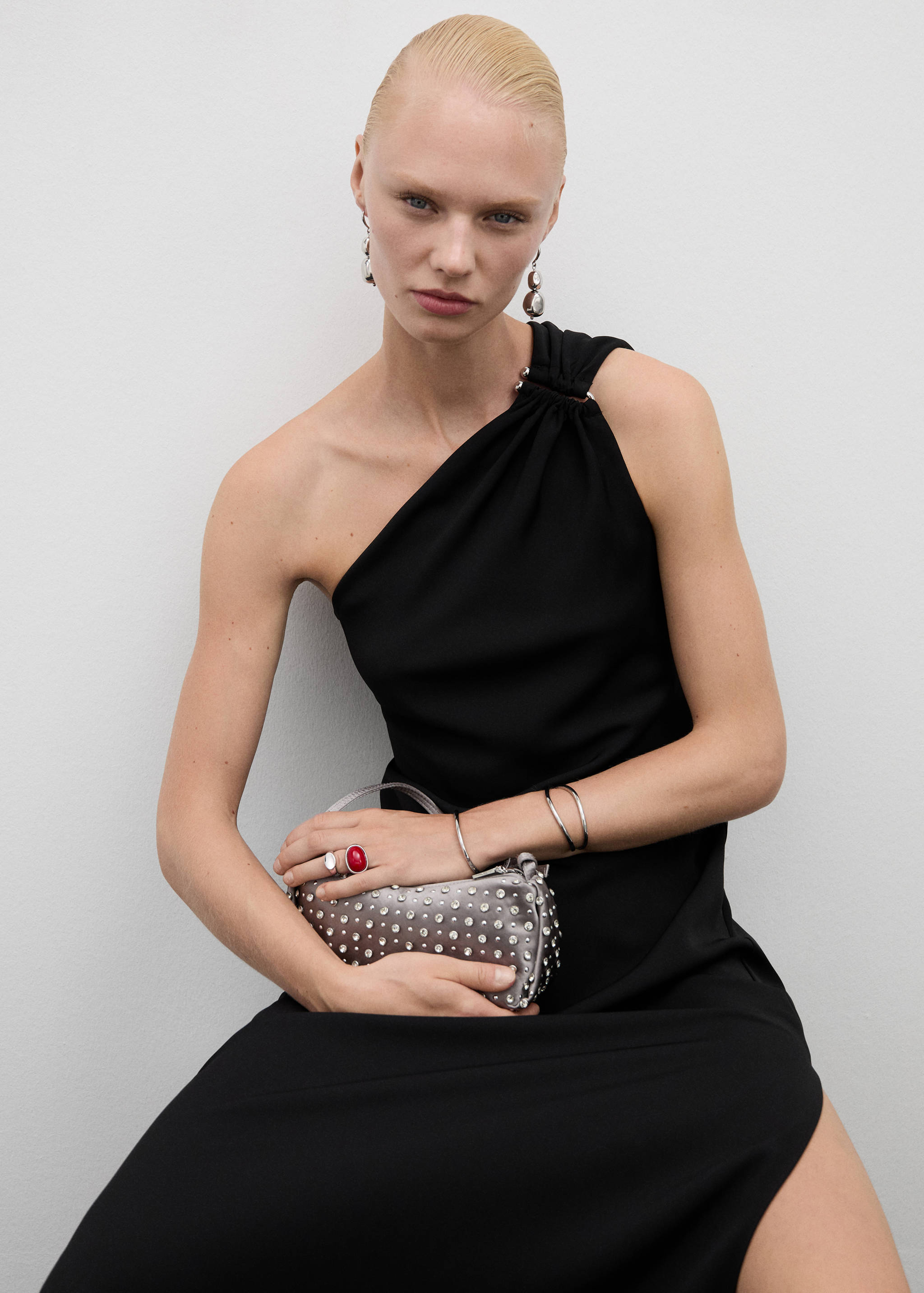 Asymetryczna sukienka z drapowaniem - Plan średni