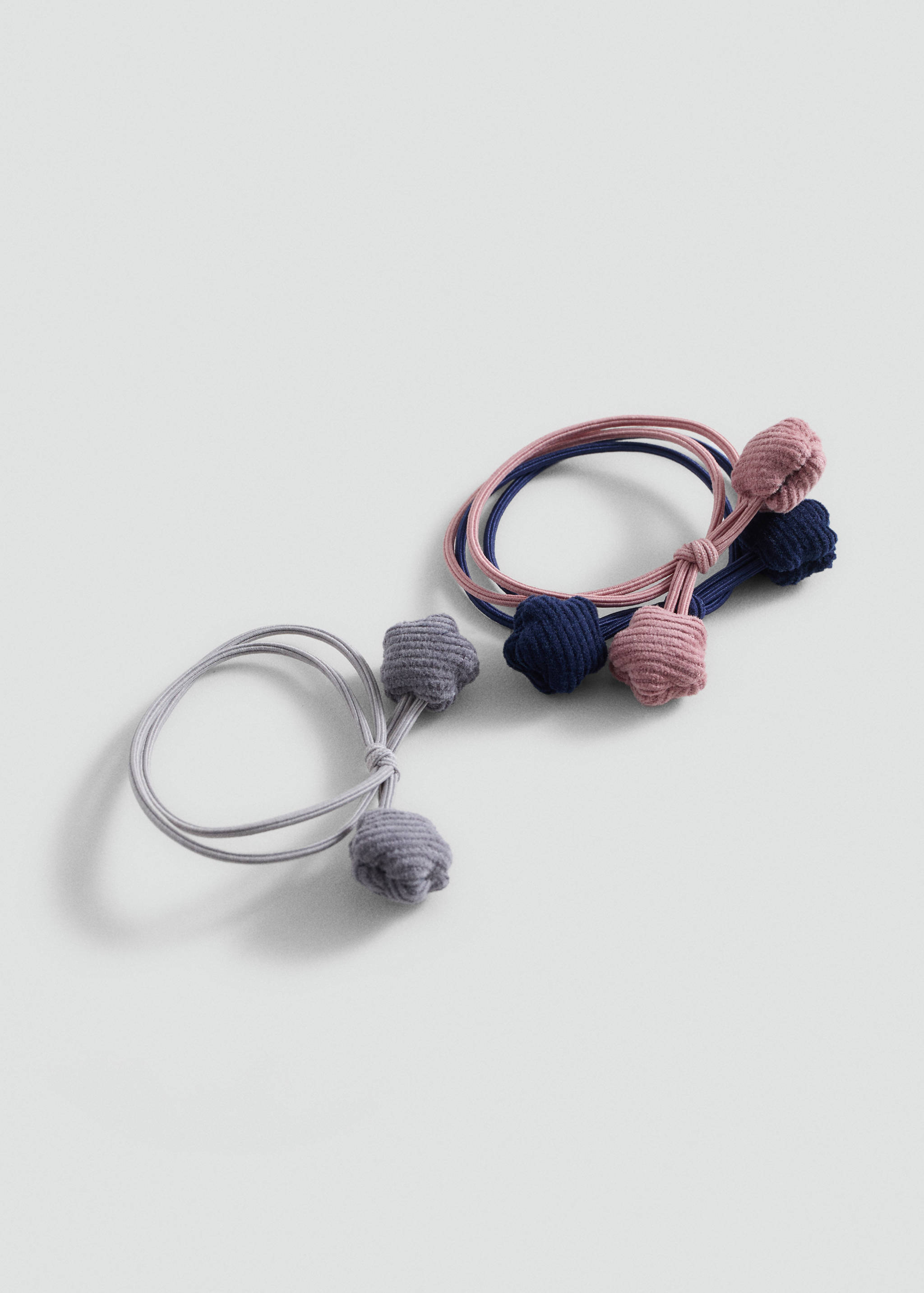 Lot barrettes et élastiques - Plan moyen