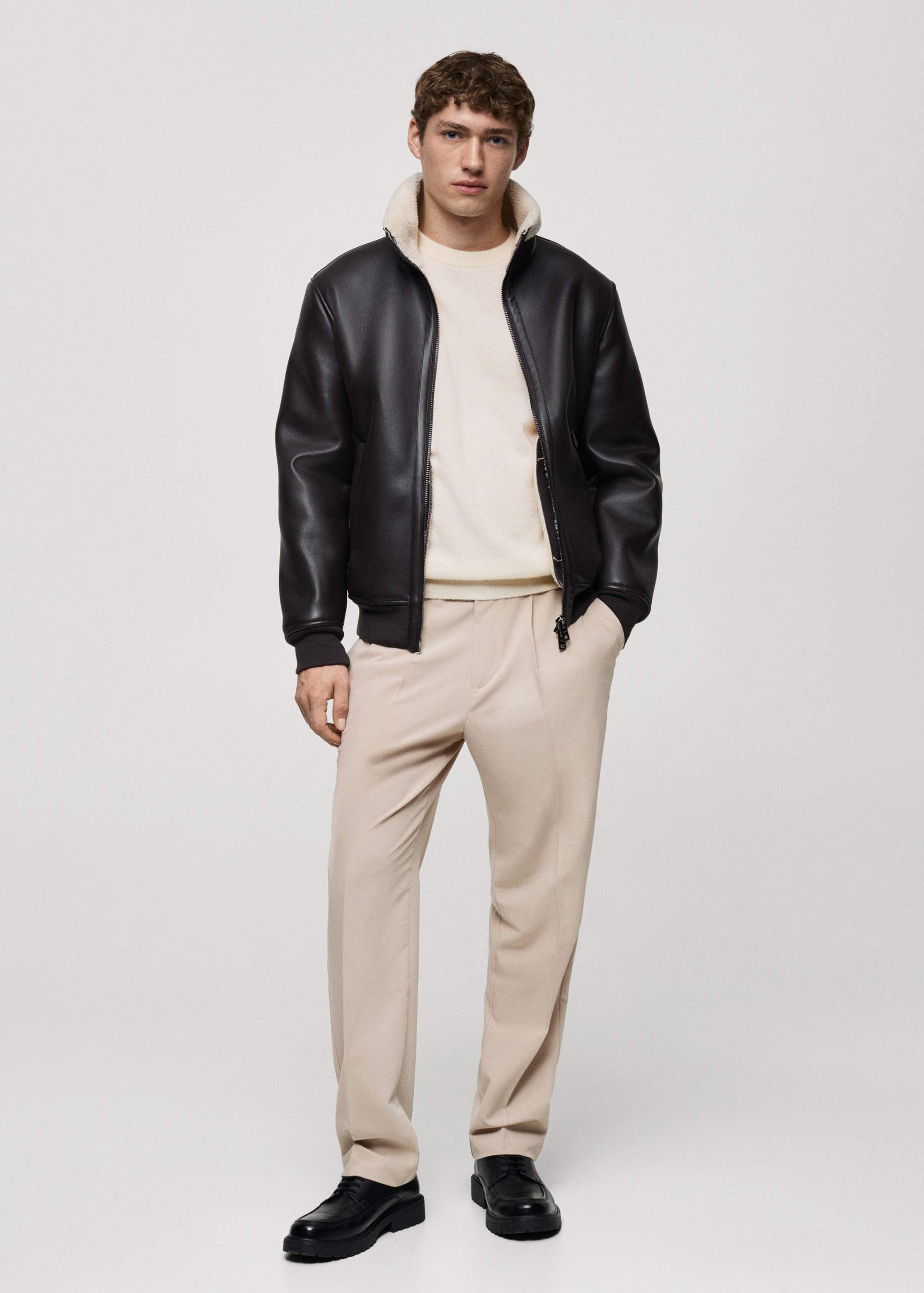 Fließende Regular Fit-Bundfaltenhose - Allgemeine Ansicht