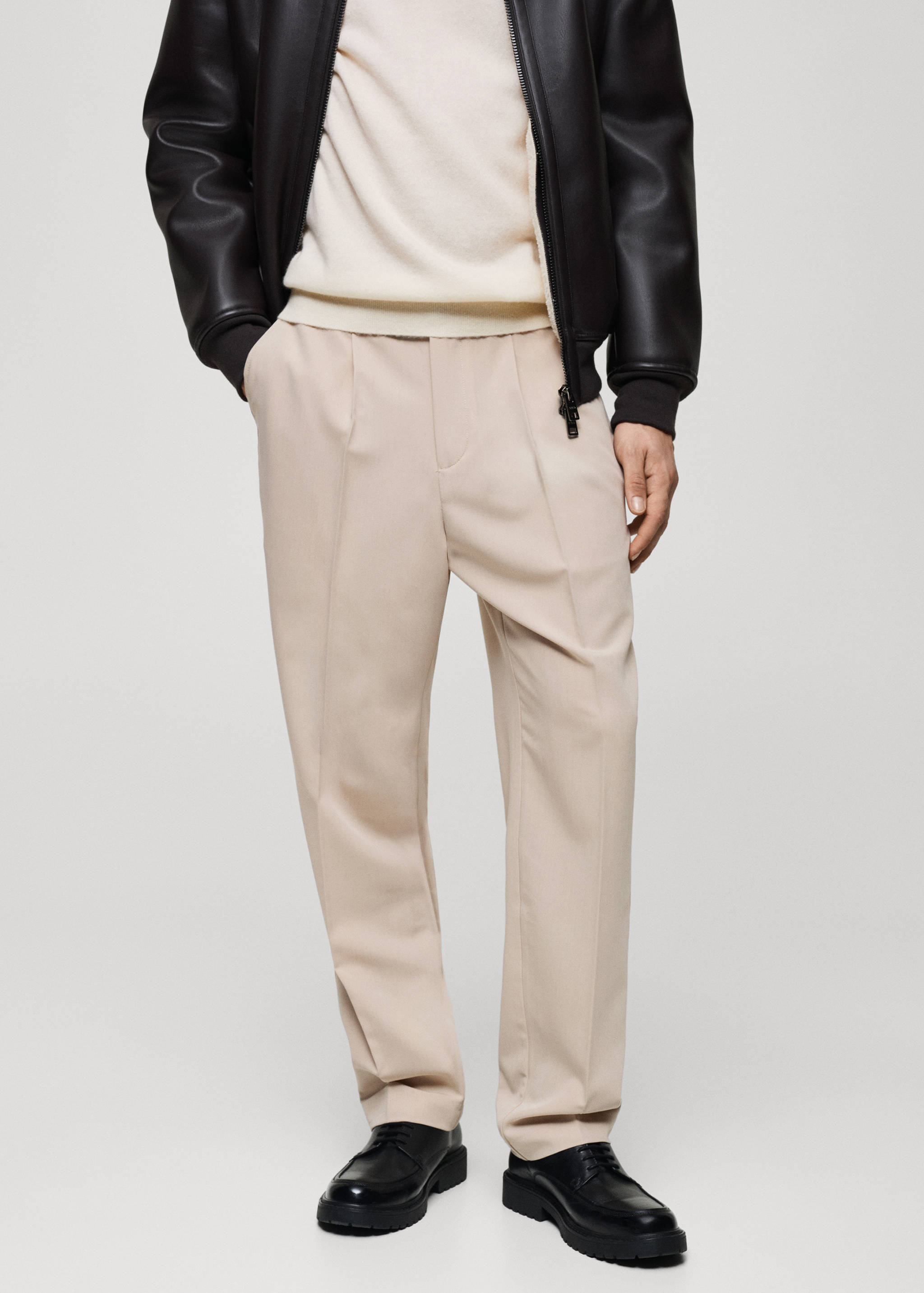 Fließende Regular Fit-Bundfaltenhose - Mittlere Ansicht