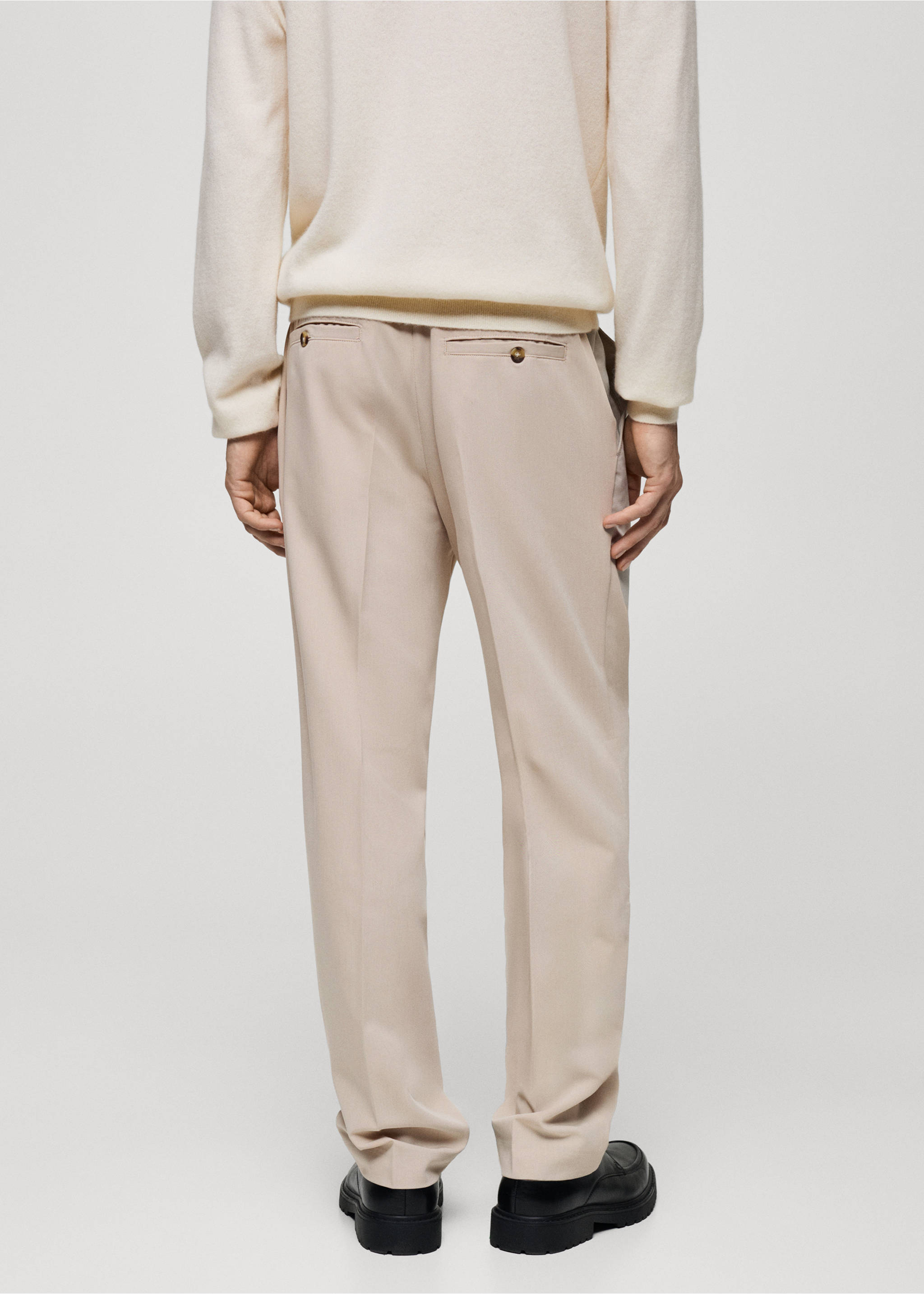 Fließende Regular Fit-Bundfaltenhose - Rückseite des Artikels, Eisgrau. Ref: 77014437-00.