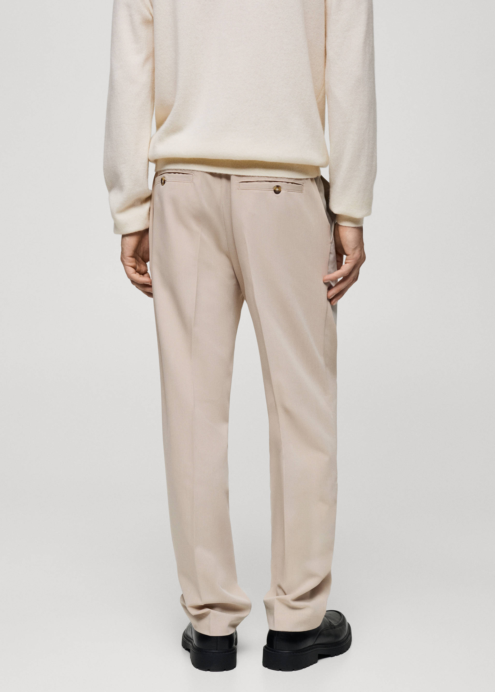 Fließende Regular Fit-Bundfaltenhose - Rückseite des Artikels
