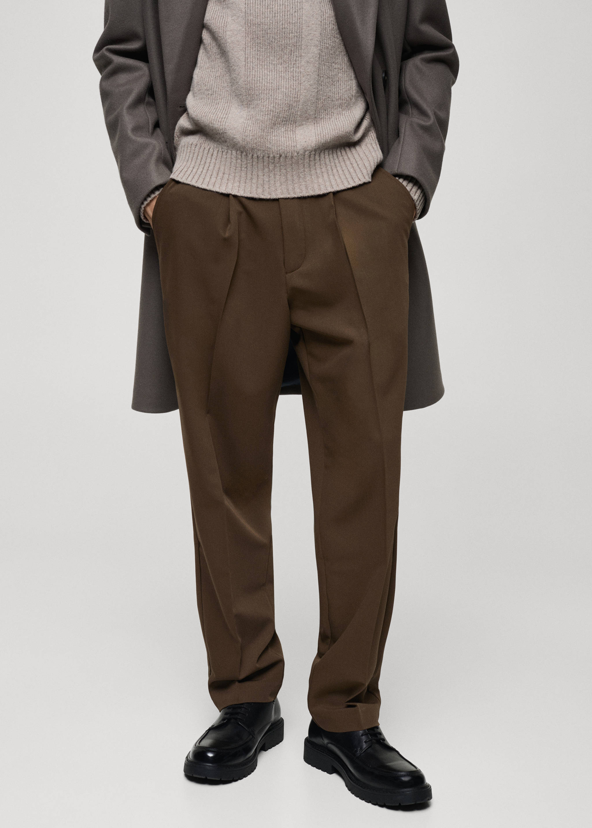 Fließende Regular Fit-Bundfaltenhose - Mittlere Ansicht