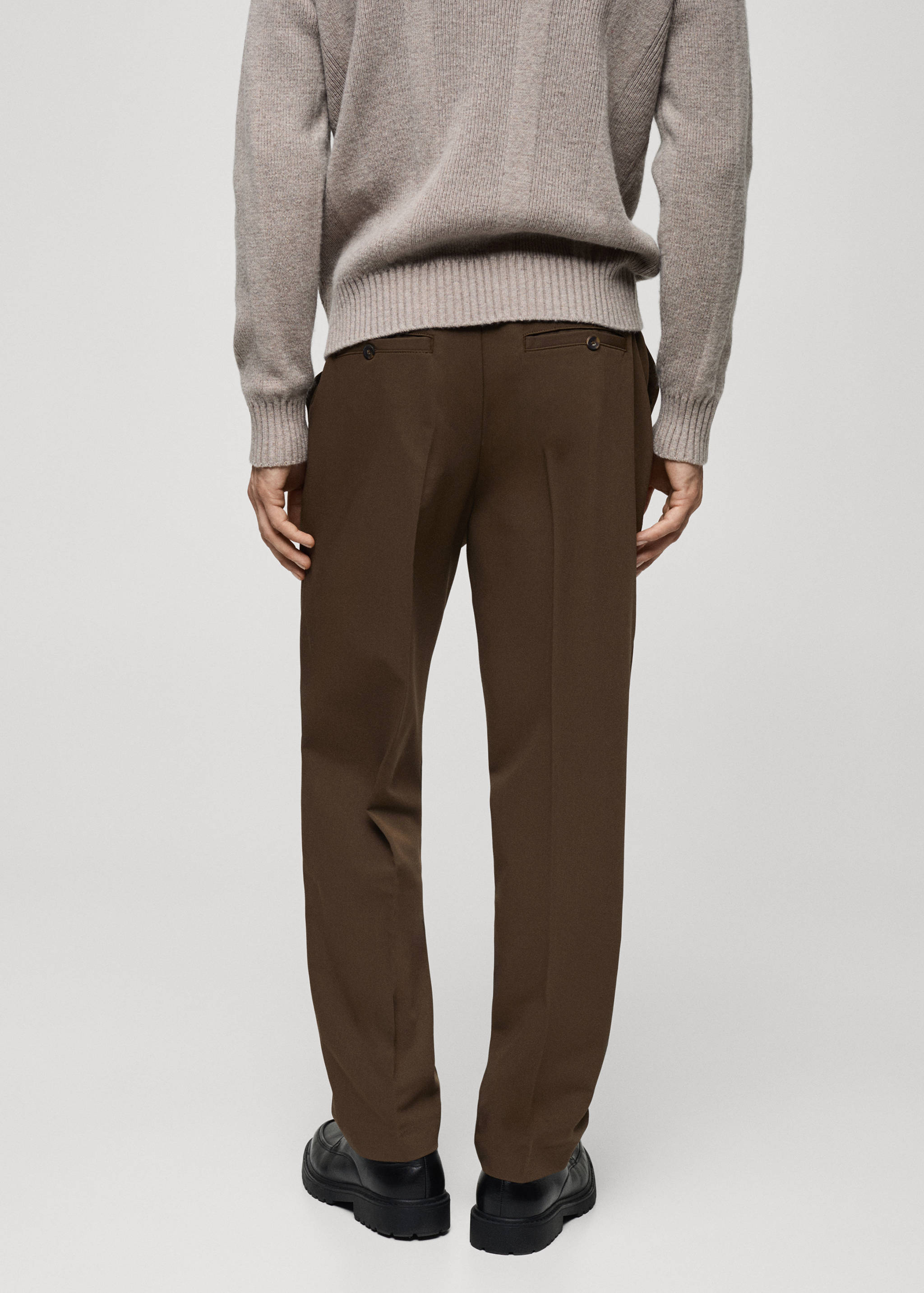 Fließende Regular Fit-Bundfaltenhose - Rückseite des Artikels