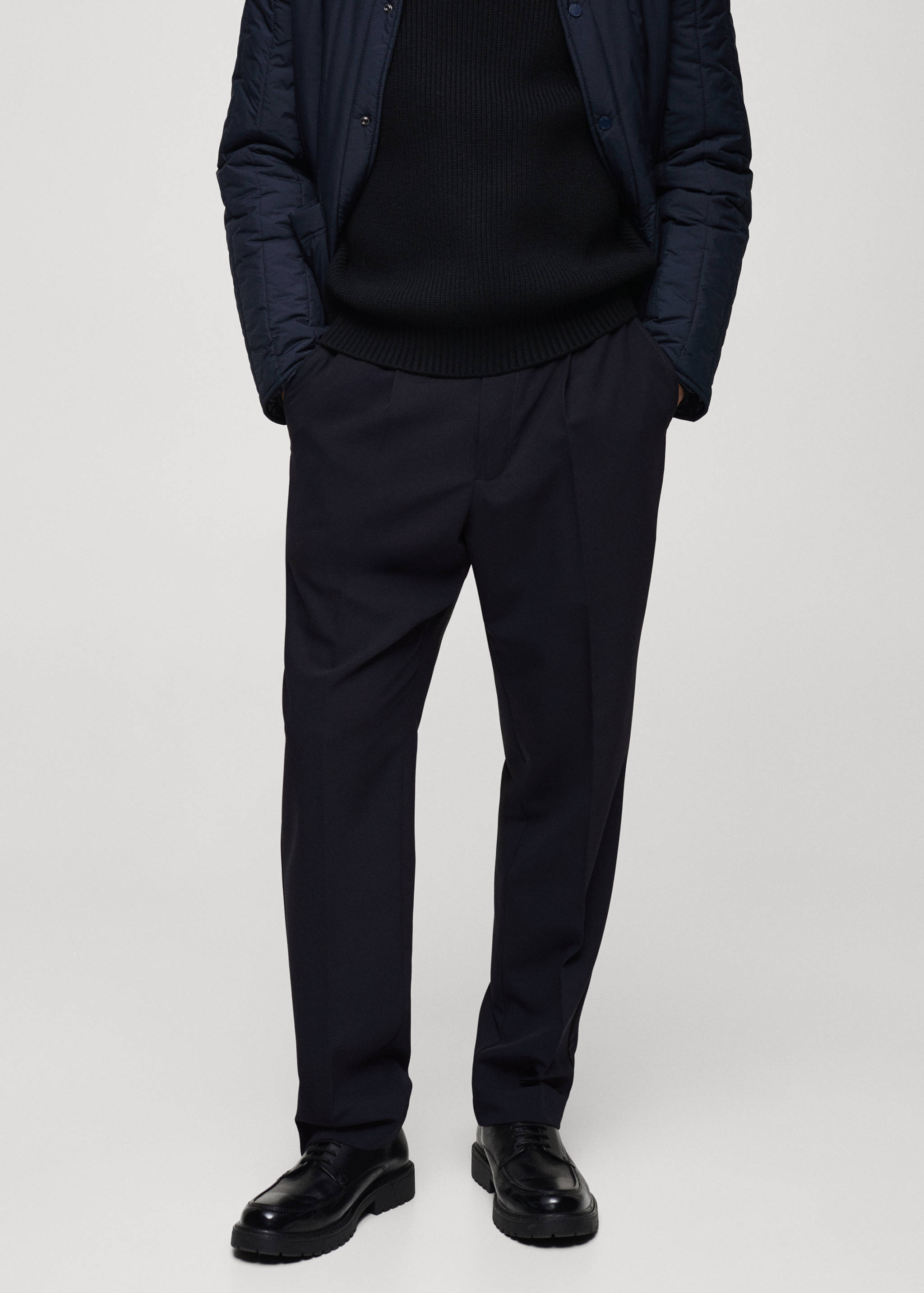 Fließende Regular Fit-Bundfaltenhose - Mittlere Ansicht