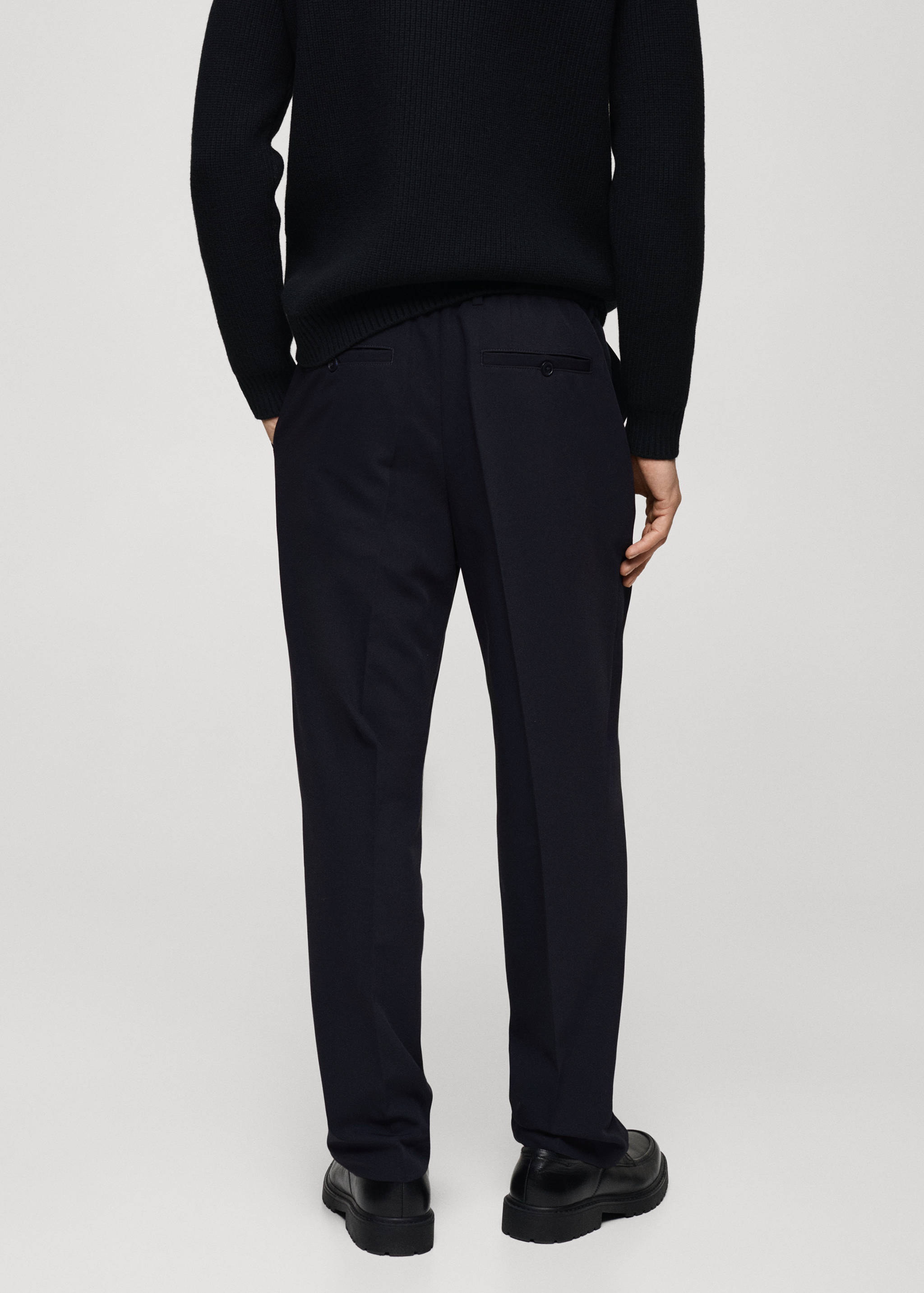 Fließende Regular Fit-Bundfaltenhose - Rückseite des Artikels