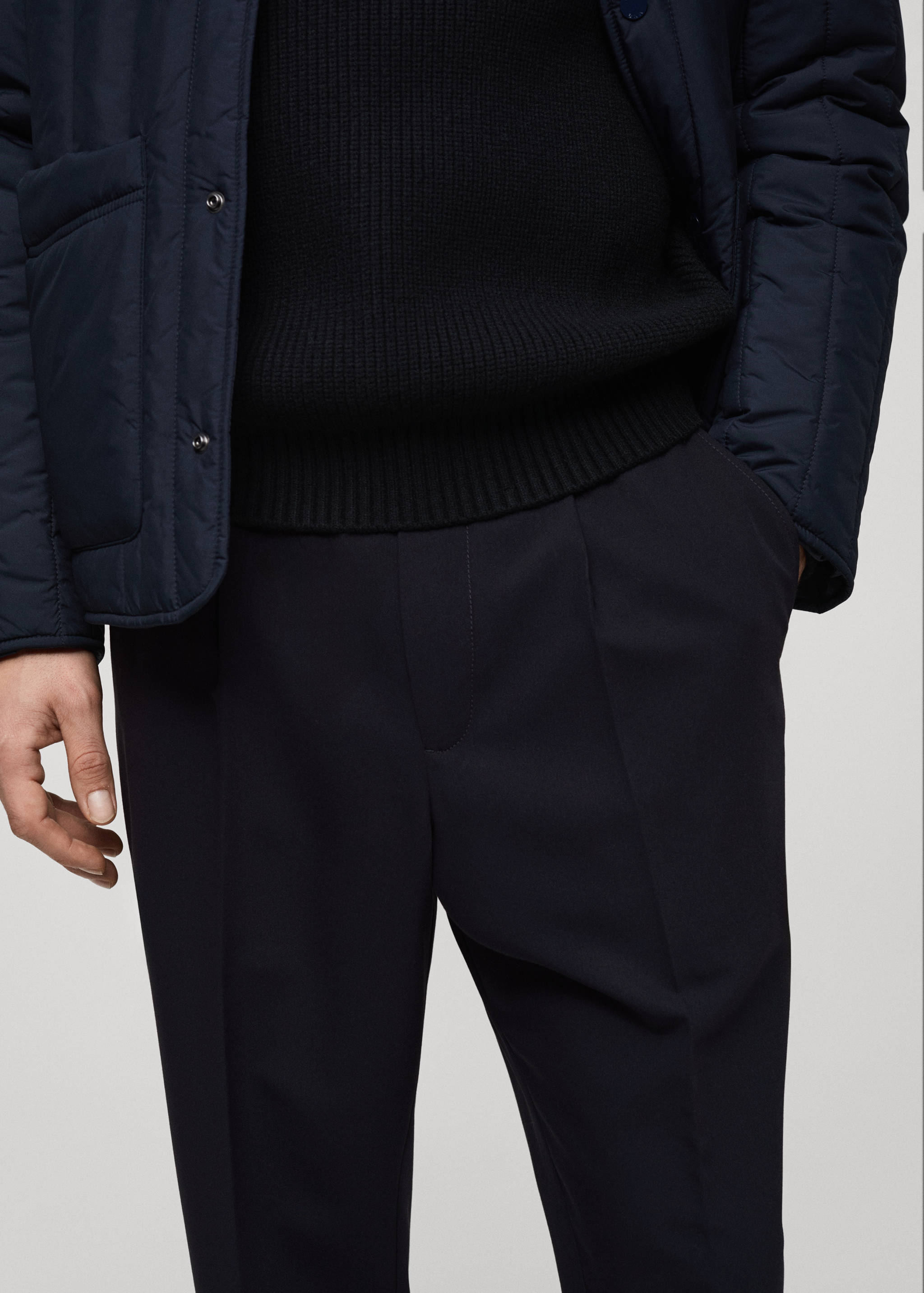 Fließende Regular Fit-Bundfaltenhose - Detail des Artikels 1