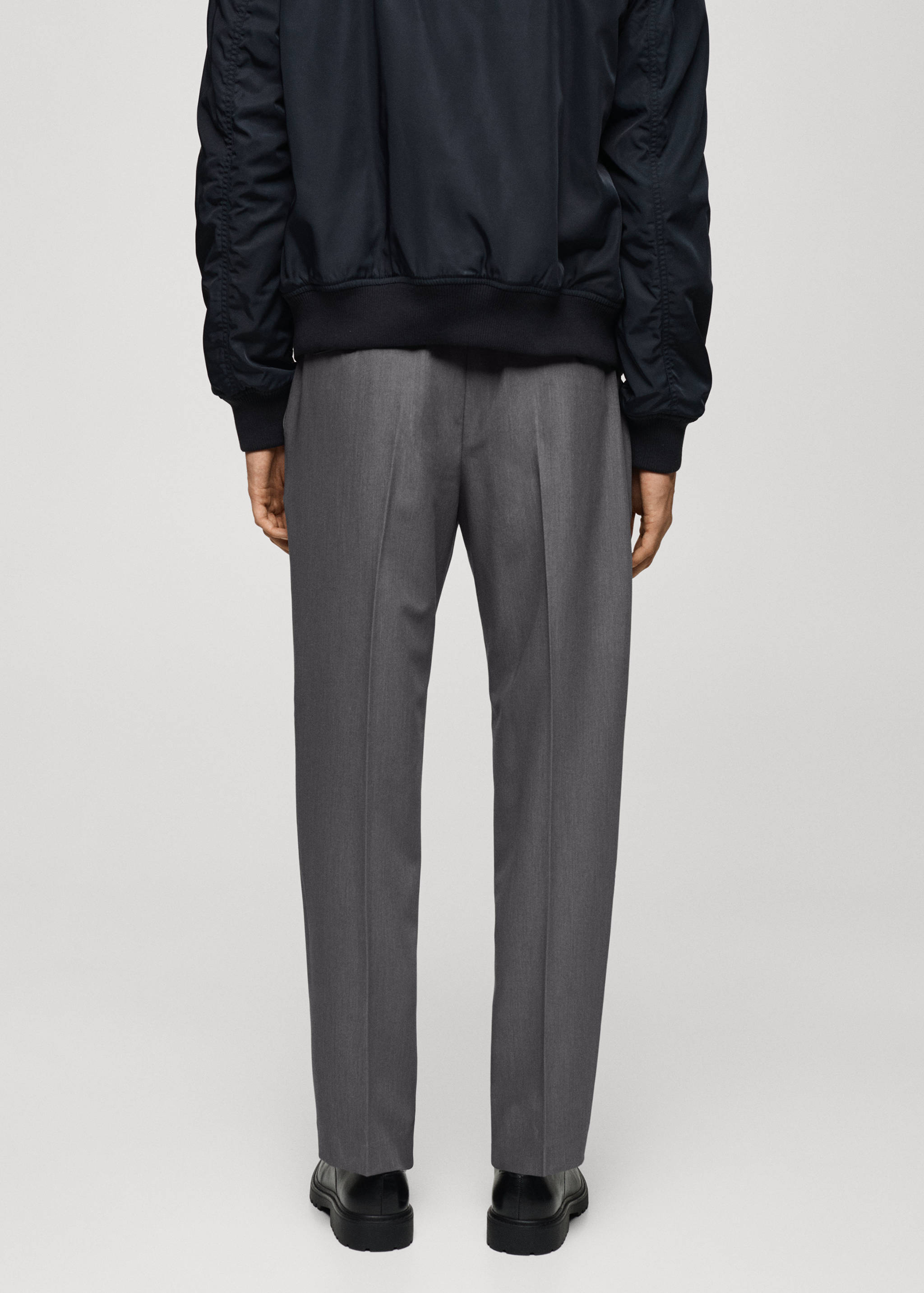 Fließende Regular Fit-Bundfaltenhose - Rückseite des Artikels