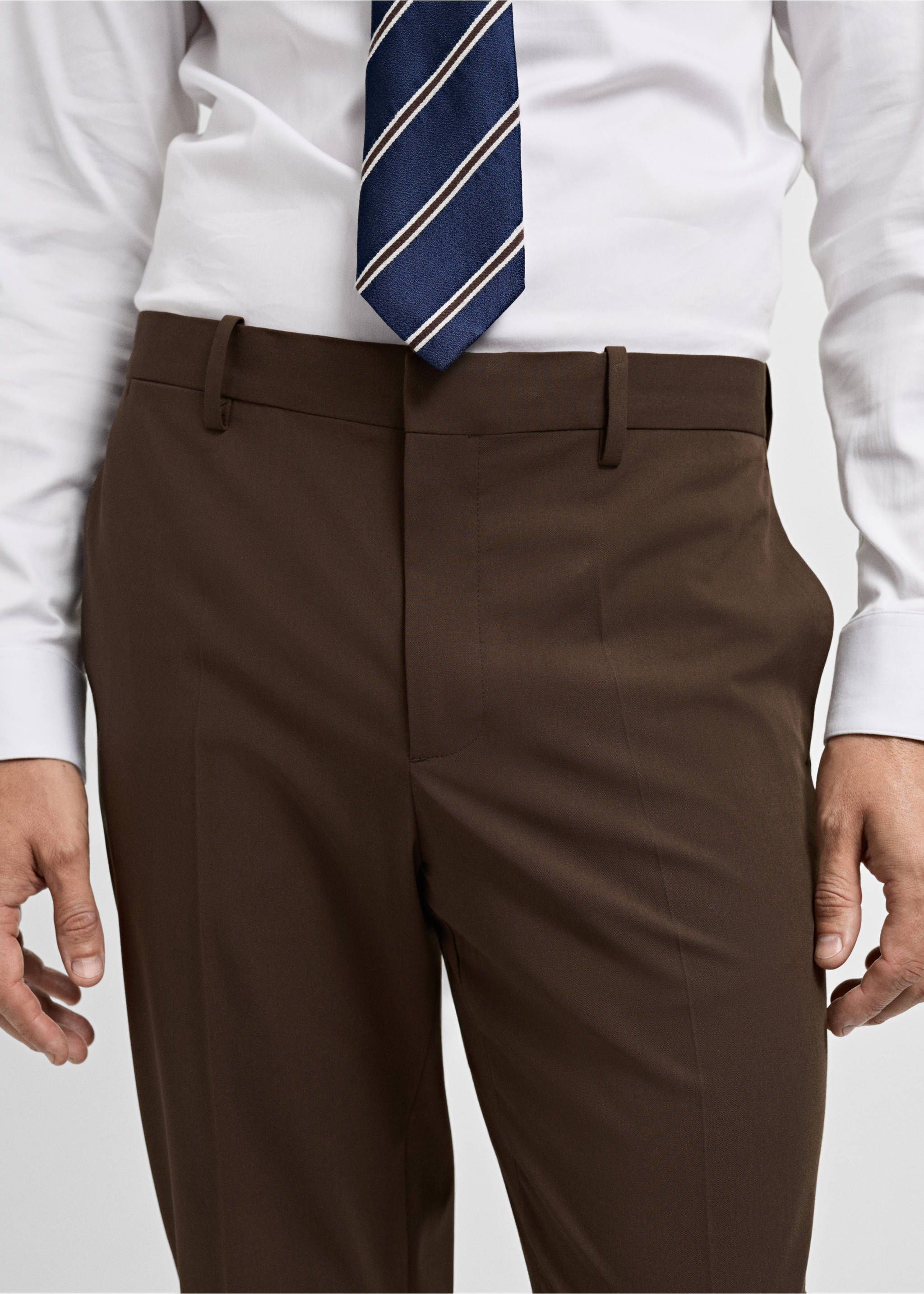 Super Slim Fit-Anzughose aus Stretchstoff - Detail des Artikels 1, Tobacco-Braun. Ref: 77014444-00.