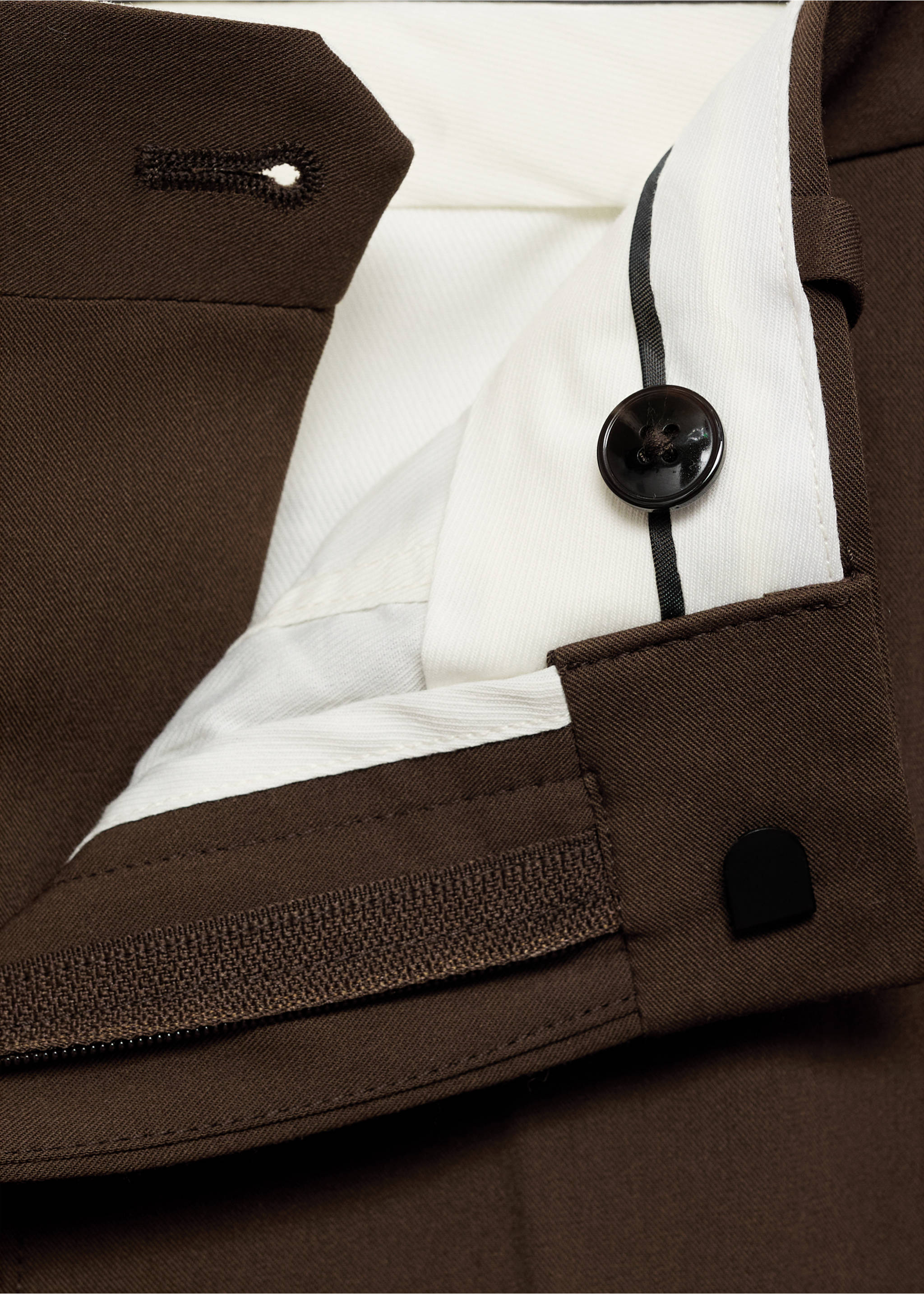 Super Slim Fit-Anzughose aus Stretchstoff - Detail des Artikels 8, Tobacco-Braun. Ref: 77014444-00.