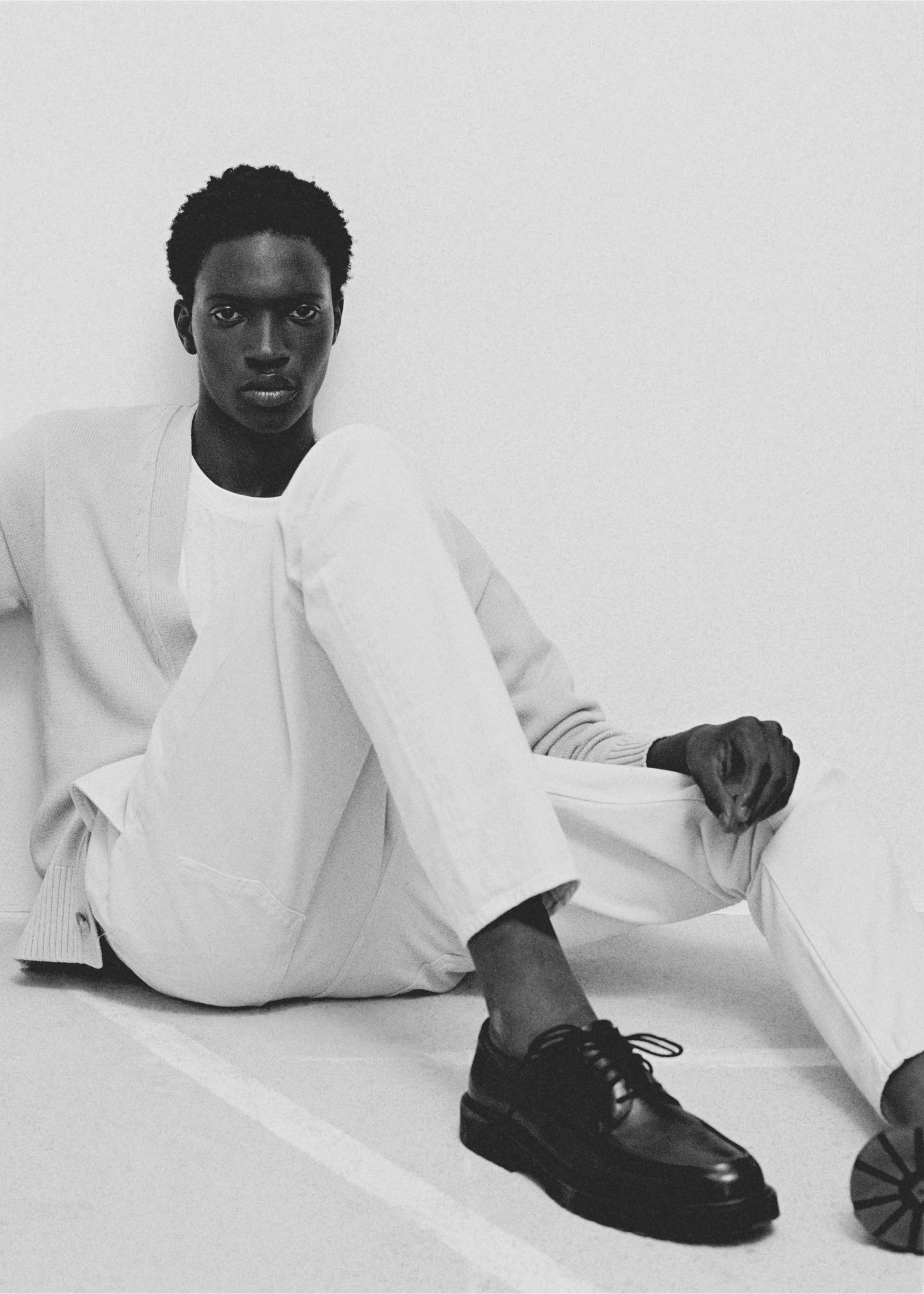 Jean à pinces tapered-fit - Détail de l'article 5, Écru. Ref: 77014445-00.