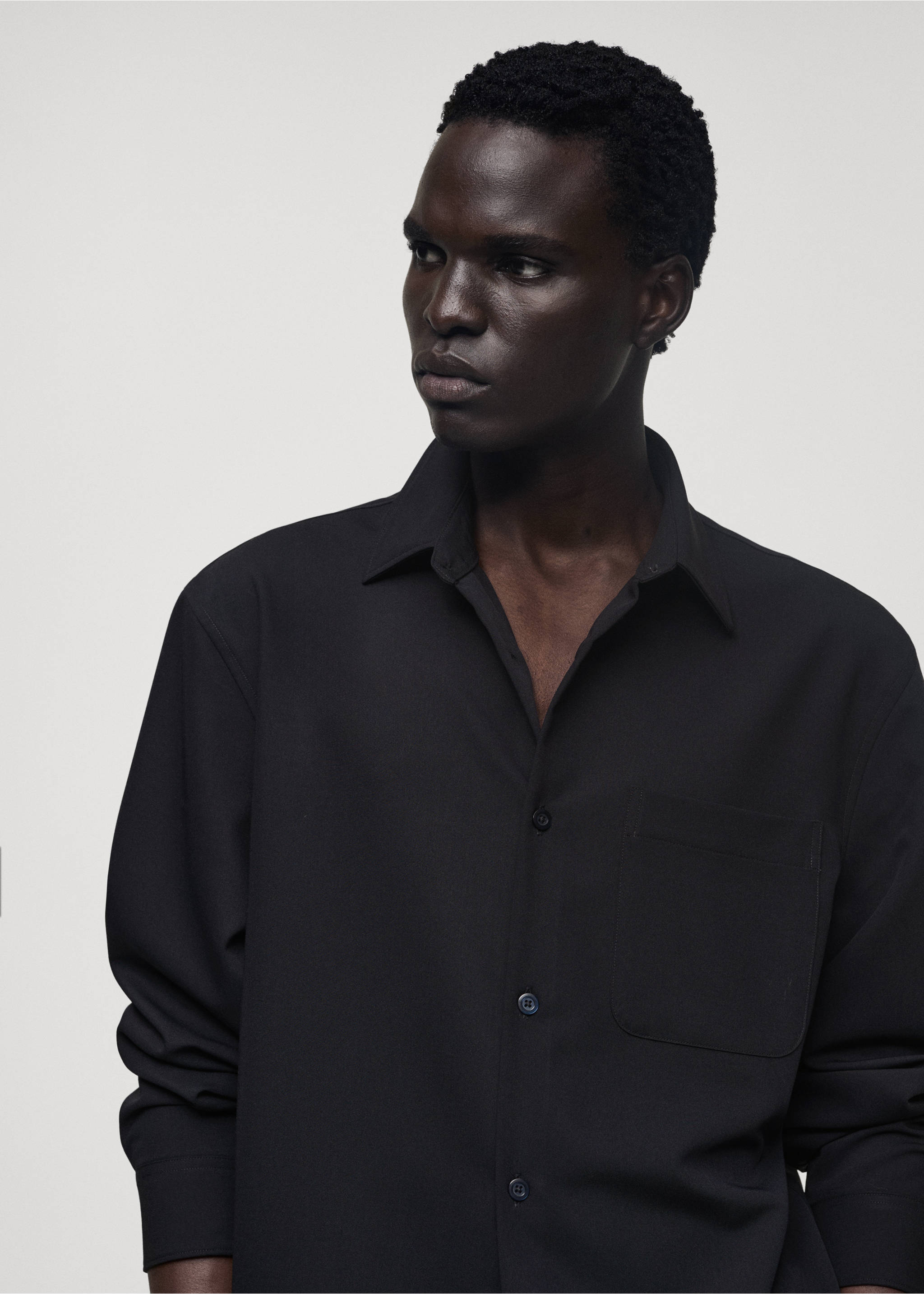 Regular-fit shirt with pocket - Details of the article 1, Dark Navy. Ref: 77014456-00.