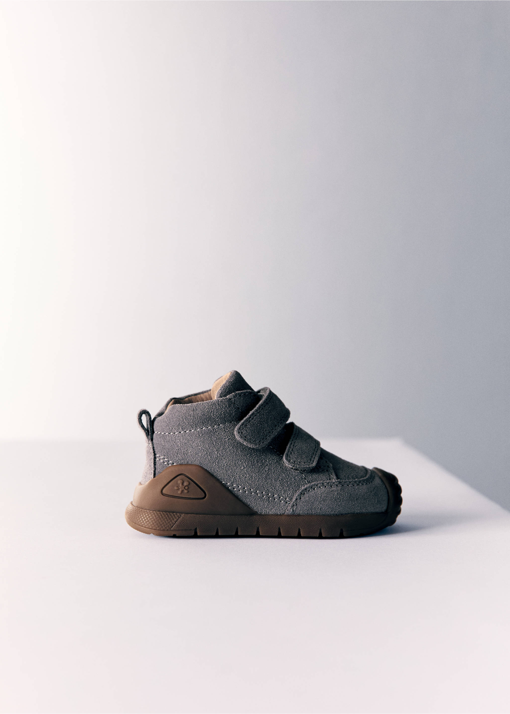 Tennis cuir biomecanics - Article sans modèle, Gris anthracite. Ref: 77015155-00.