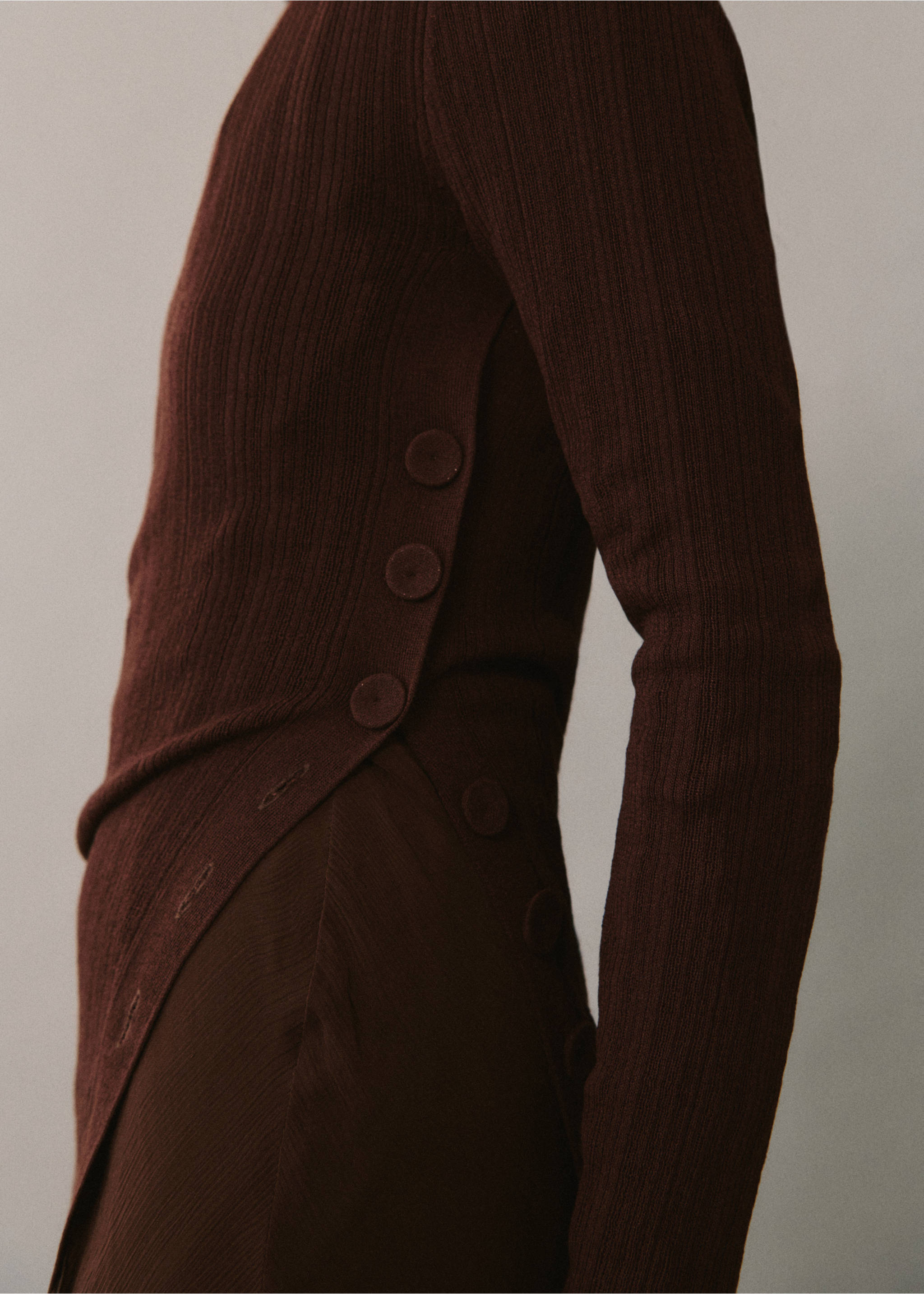 Semi-transparent t-shirt with button detail - Details of the article 6, Chocolate. Ref: 77015657-00.